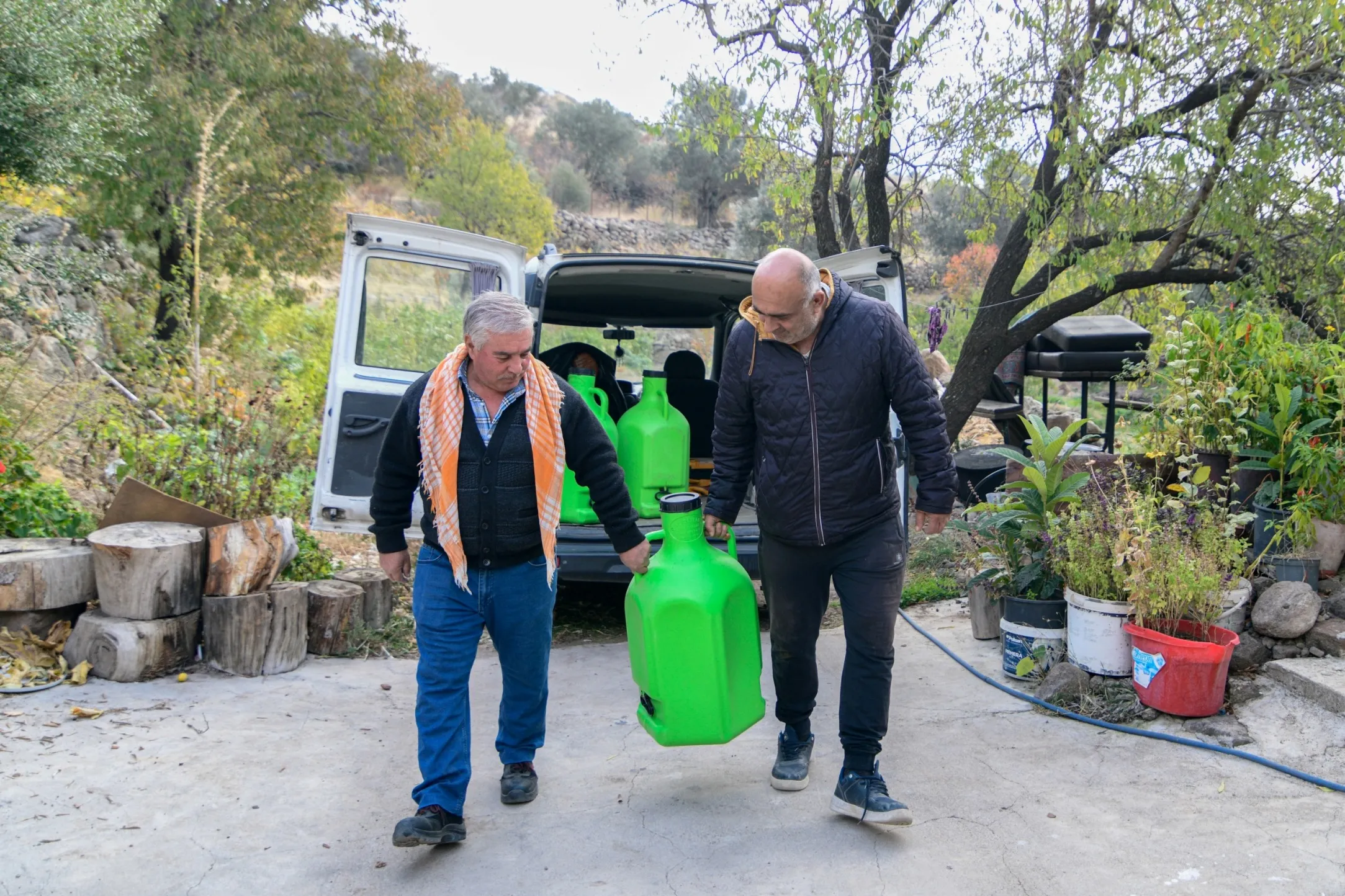 Bornova Belediyesi, zeytin üreticileri için ücretsiz nakliye hizmeti başlatarak, üreticilerin maliyetlerini düşürmeyi hedefliyor. 12 kırsal mahallede 100'den fazla üretici faydalanacak.