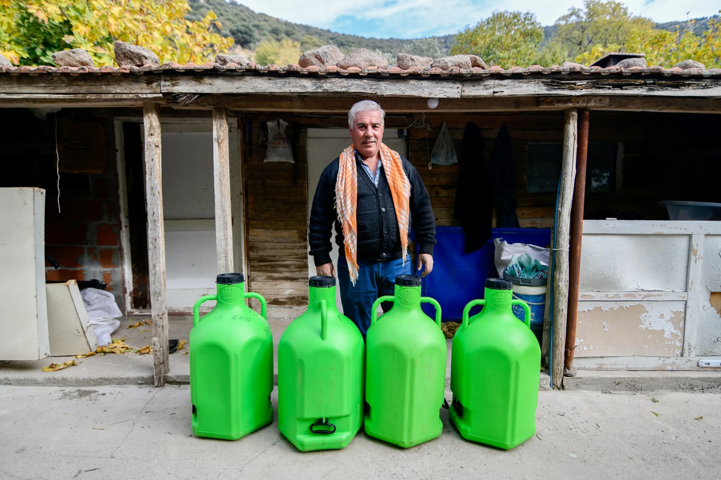 Bornova Belediyesi, zeytin üreticileri için ücretsiz nakliye hizmeti başlatarak, üreticilerin maliyetlerini düşürmeyi hedefliyor. 12 kırsal mahallede 100'den fazla üretici faydalanacak.