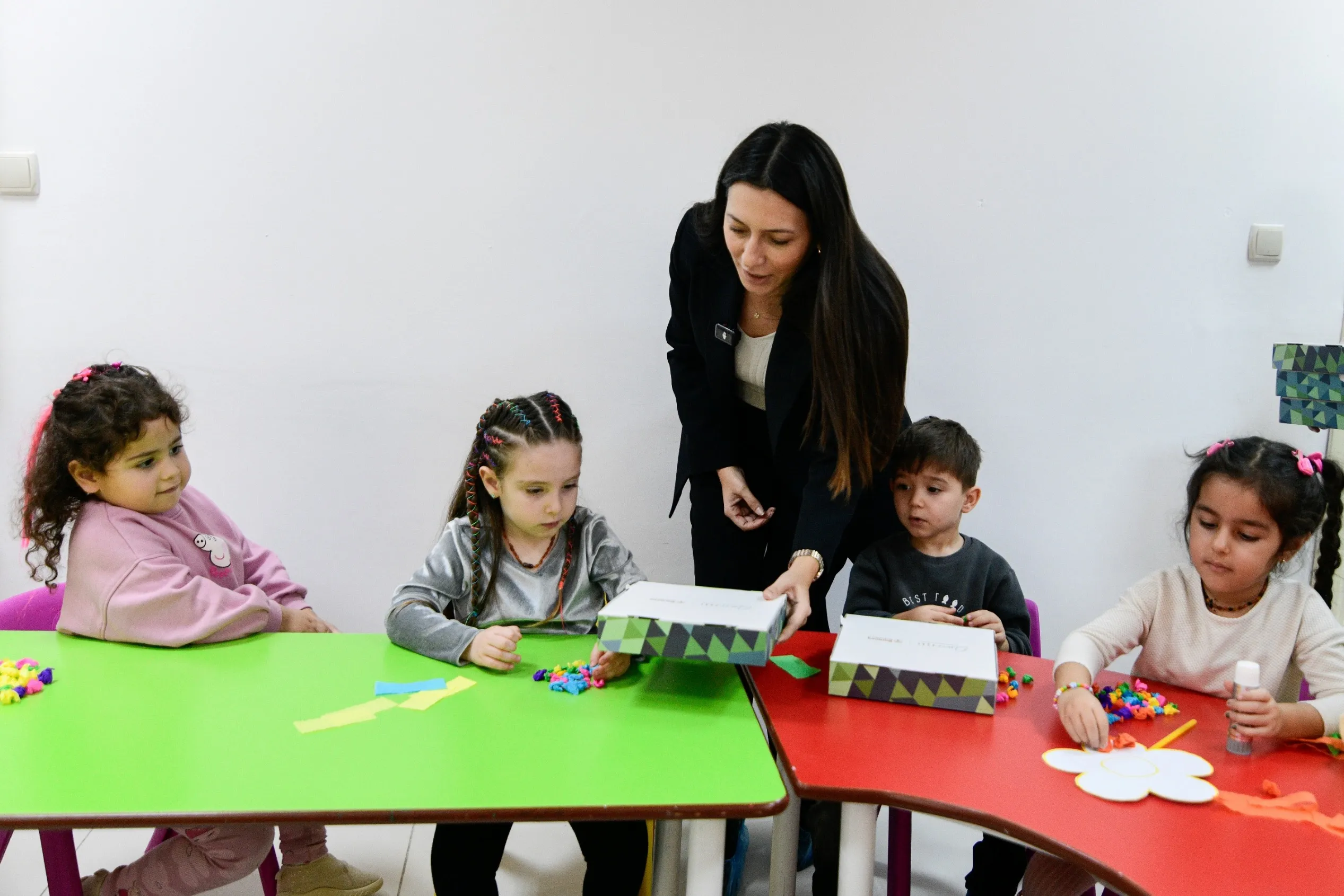 Bornova Belediyesi, çocukları akran zorbalığına karşı bilinçlendirmek için önemli bir adım attı. Dağıtılan kitaplarla çocukların daha sağlıklı ilişkiler kurmaları hedefleniyor.