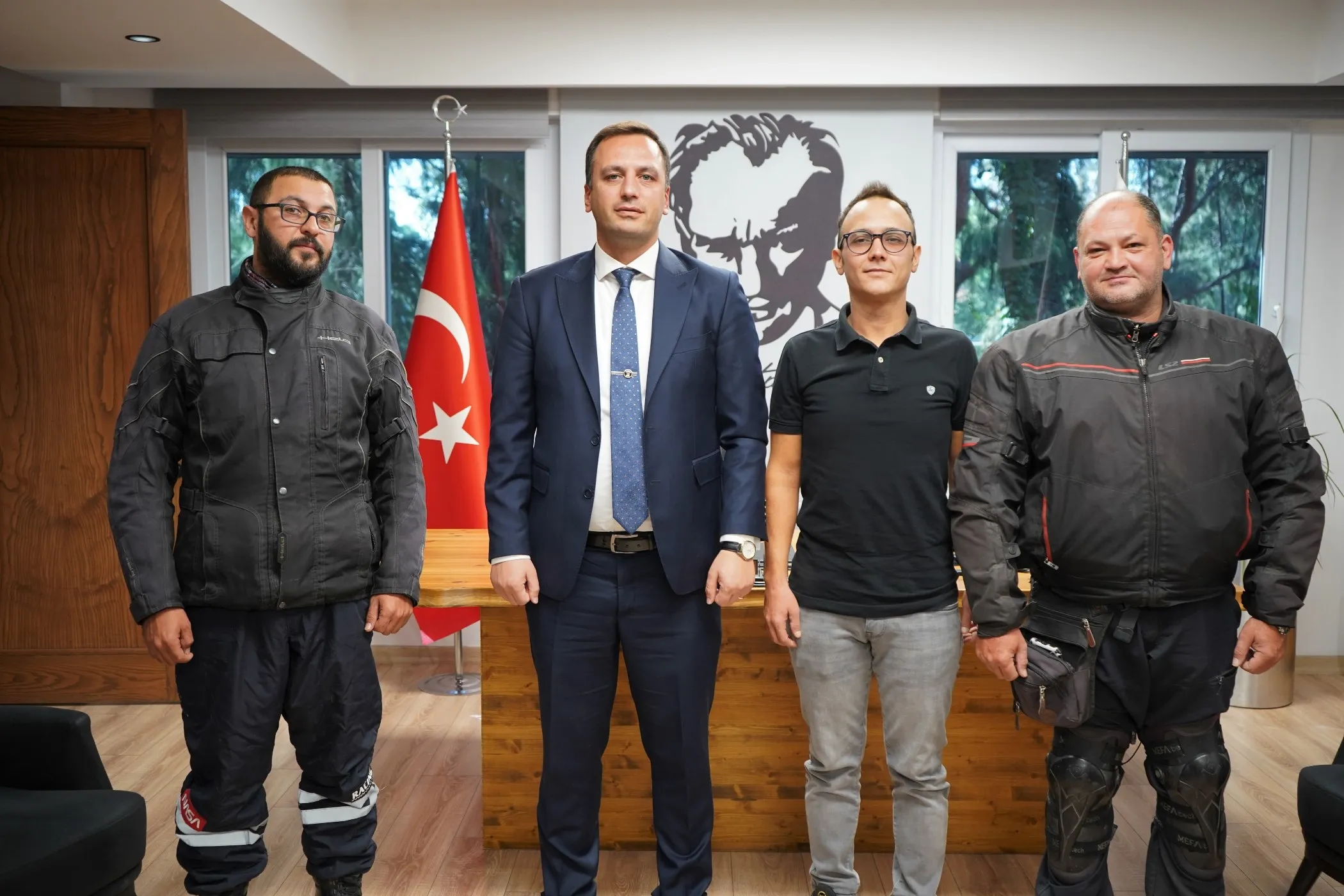 Bornova-Bayraklı Moto Kuryeler Derneği Başkanı Akın Ak ve yardımcıları, yeni park alanı için Başkan Eşki’ye teşekkür etti. Eşki, düzenlemelerin hızla tamamlanacağını ve örgütlenmenin önemini vurguladı