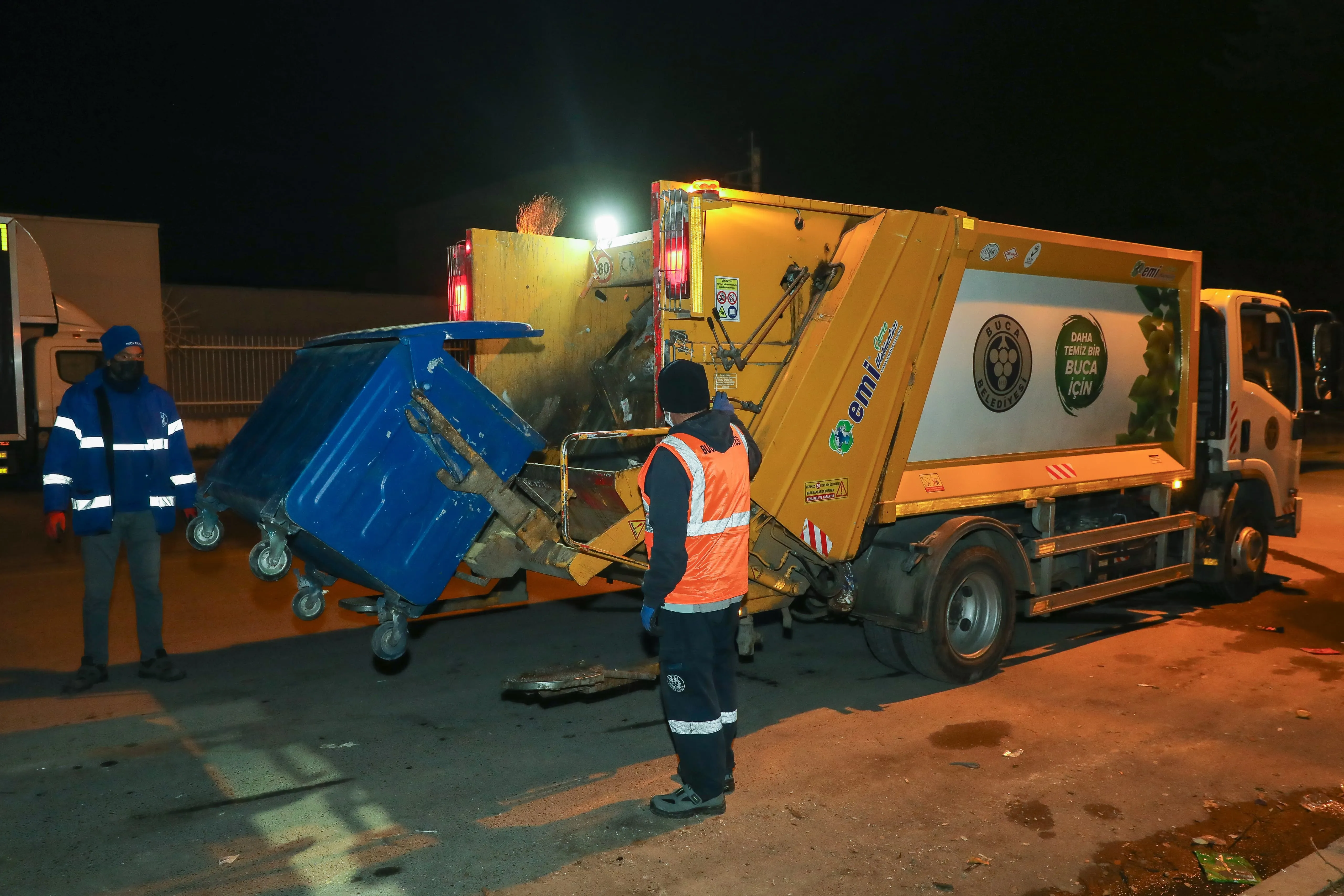 İzmir Buca'da temizlik çalışmaları tüm hızıyla devam ediyor. Belediye Başkanı Görkem Duman'ın liderliğinde sürdürülen çalışmalar sayesinde ilçe, yeni yıla tertemiz girmeye hazırlanıyor.