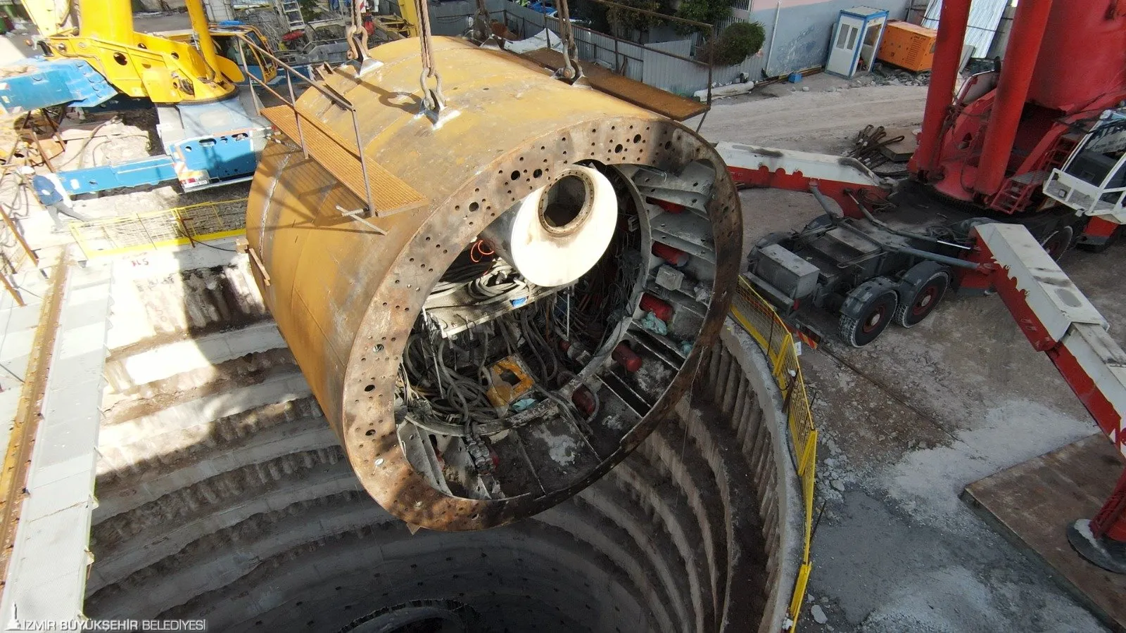 İzmir Büyükşehir Belediyesi, Buca Metrosu için 450 tonluk tünel açma makinesi (TBM) parçalarını taşımaya başladı. TBM, General Asım Gündüz İstasyonu'nda kurularak tünel kazmaya devam edecek.