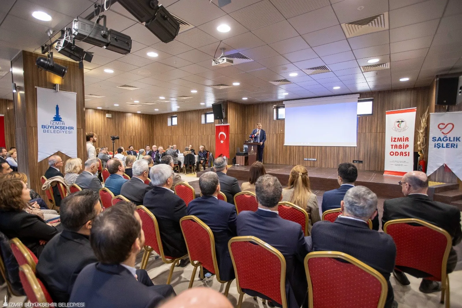 İzmir Büyükşehir Belediyesi, Türkiye Sağlıklı Kentler Birliği Başkanlığı görevini yürüten Başkan Cemil Tugay önderliğinde, sağlık hizmetlerinde yeni bir döneme geçiyor.