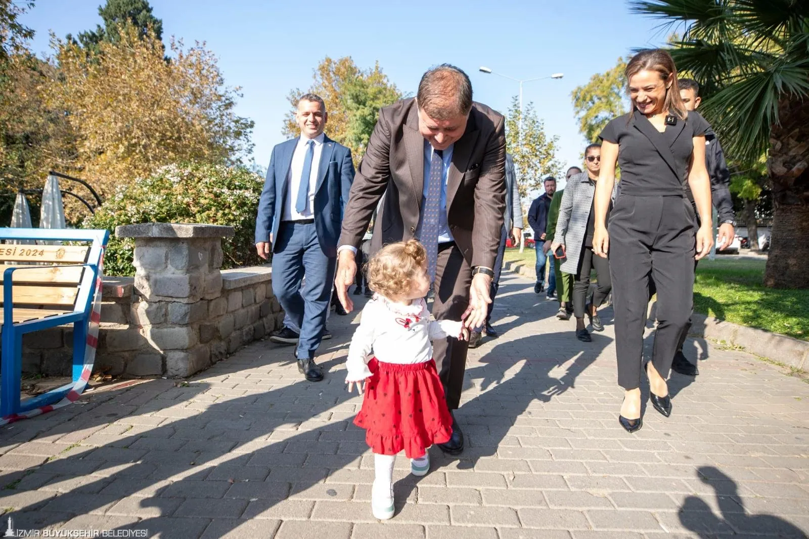 İzmir Büyükşehir Belediye Başkanı Dr. Cemil Tugay, Selçuk’ta esnaf temsilcileri ve muhtarlarla buluşarak, 2025 yılı için hedefledikleri projeleri açıkladı.