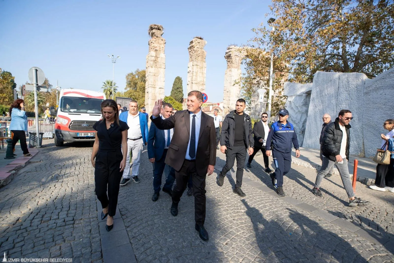 İzmir Büyükşehir Belediye Başkanı Dr. Cemil Tugay, Selçuk’ta esnaf temsilcileri ve muhtarlarla buluşarak, 2025 yılı için hedefledikleri projeleri açıkladı.