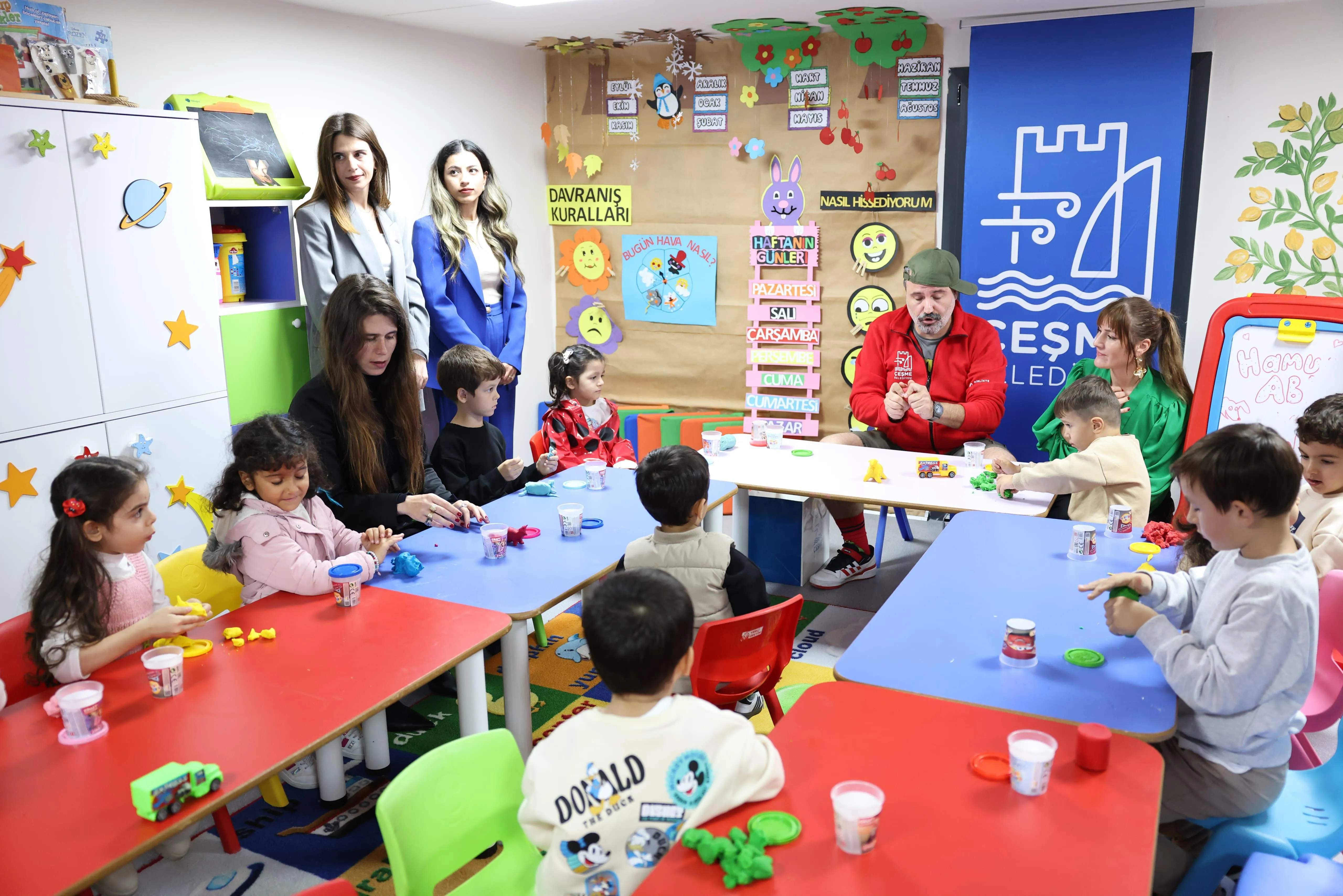 Çeşme Belediyesi, çocukların gelişimine katkı sağlamak amacıyla yeni bir etkinlik merkezi açtı. Merkezde 3-6 yaş arası çocuklara çeşitli eğitimler verilecek.