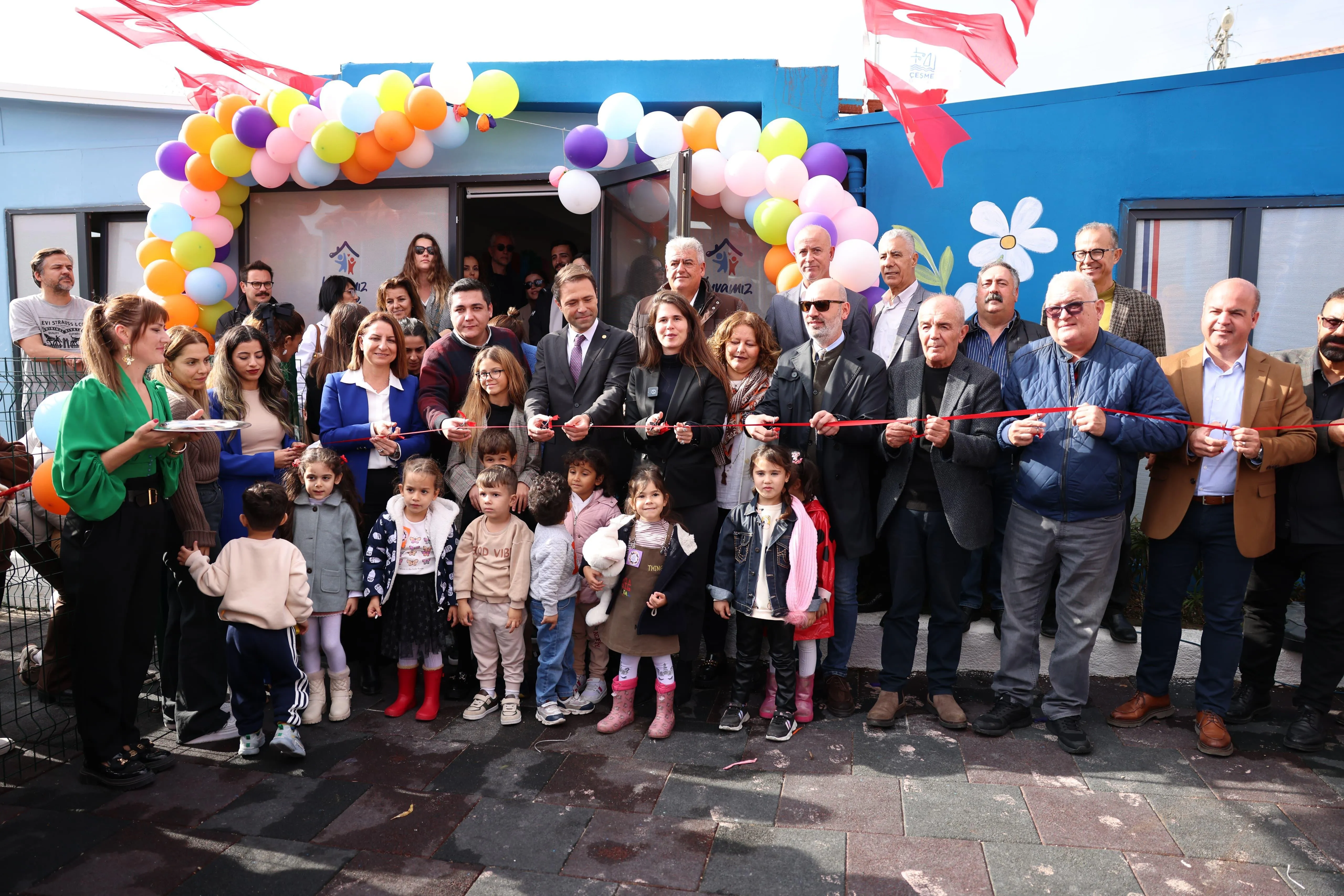 Çeşme Belediyesi, çocukların gelişimine katkı sağlamak amacıyla yeni bir etkinlik merkezi açtı. Merkezde 3-6 yaş arası çocuklara çeşitli eğitimler verilecek.