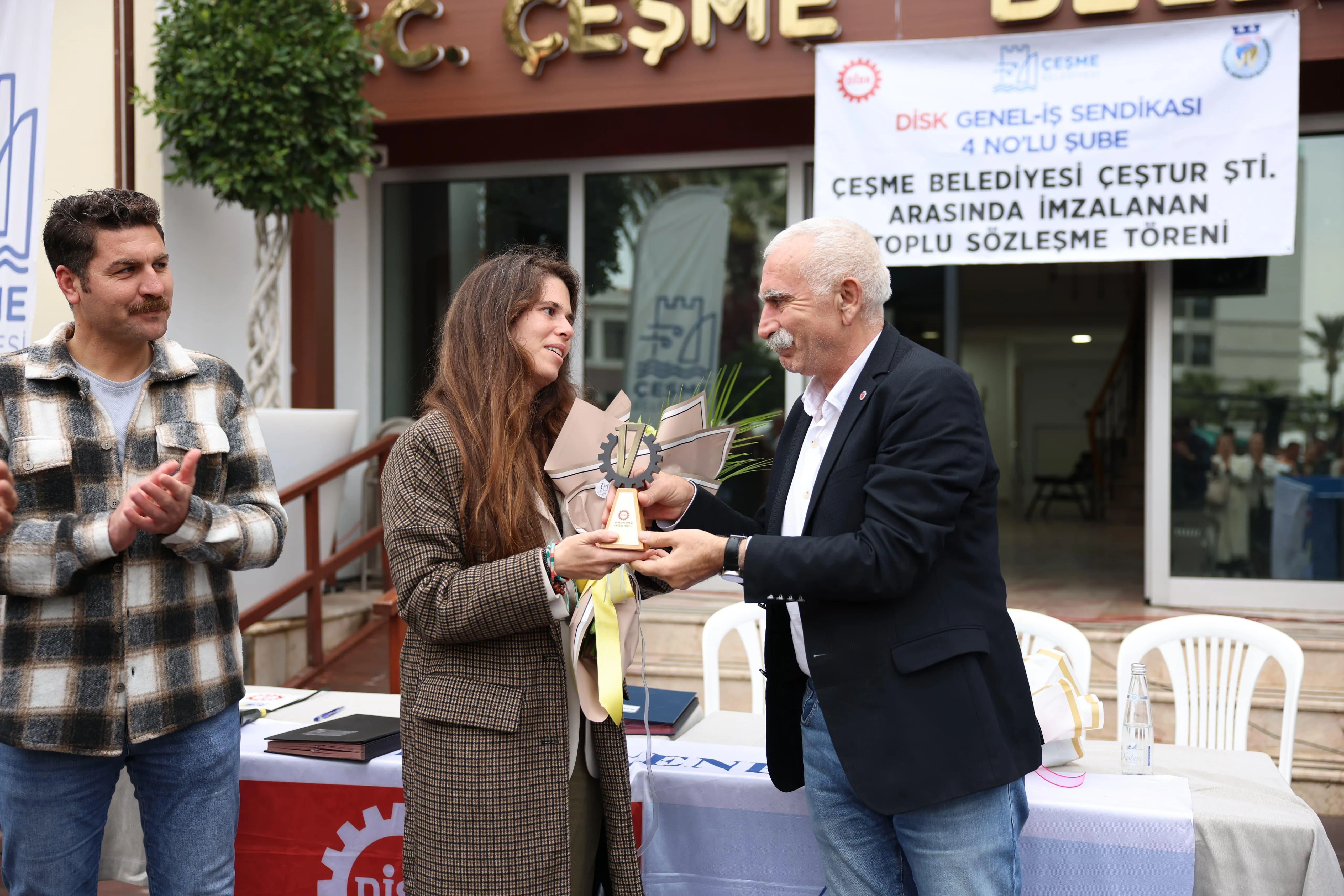 Çeşme Belediyesi, DİSK’e bağlı Genel İş Sendikası İzmir 4 No’lu Şube ile İzmir’deki ilk Toplu İş Sözleşmesi’ni imzalayarak, belediye emekçileri için önemli bir adım attı.