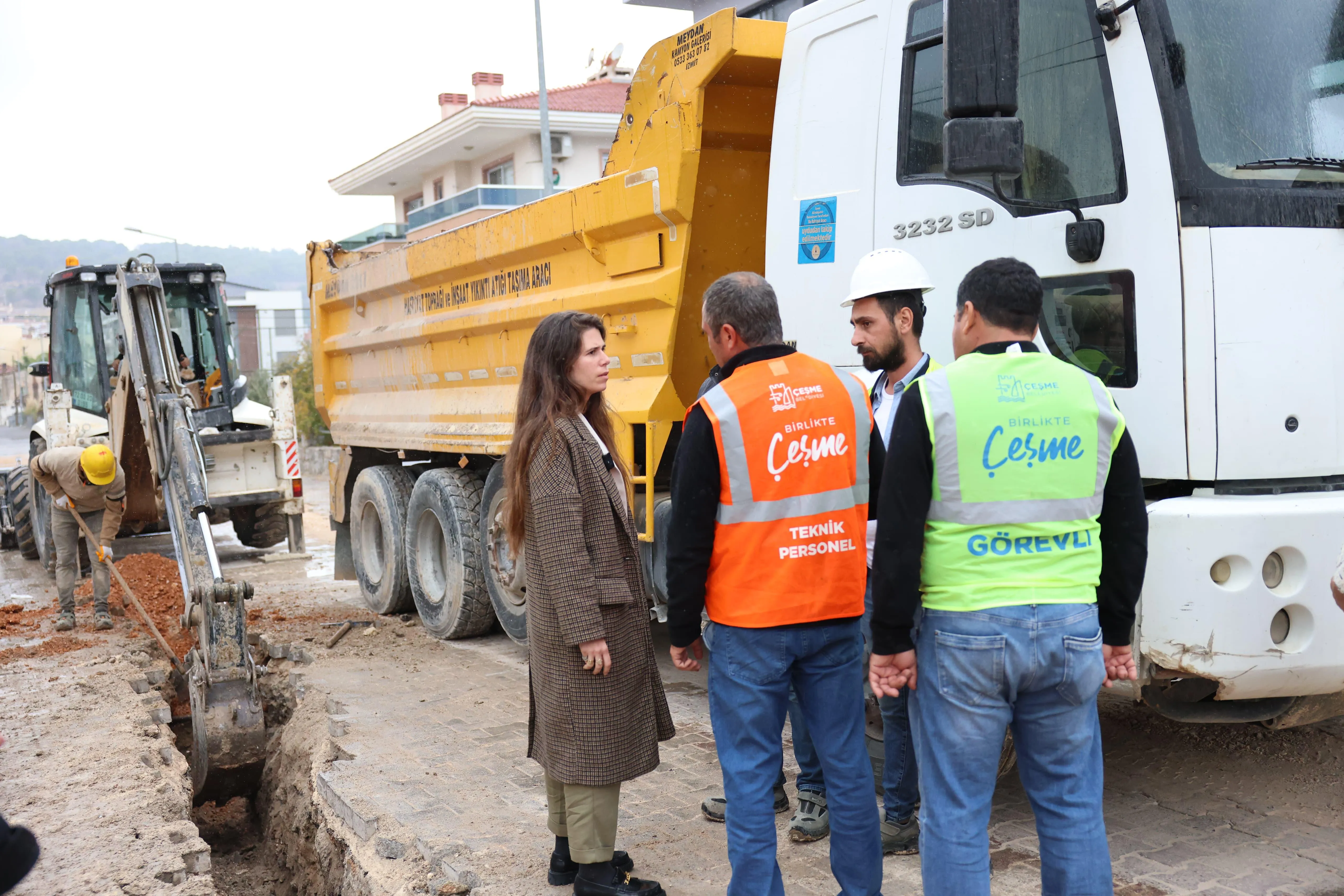 Çeşme Belediye Başkanı Lâl Denizli, Musalla Mahallesi'nde doğal gaz altyapı çalışmalarını inceledi. Ocak ayında doğal gazın bölgeye ulaşması hedefleniyor.