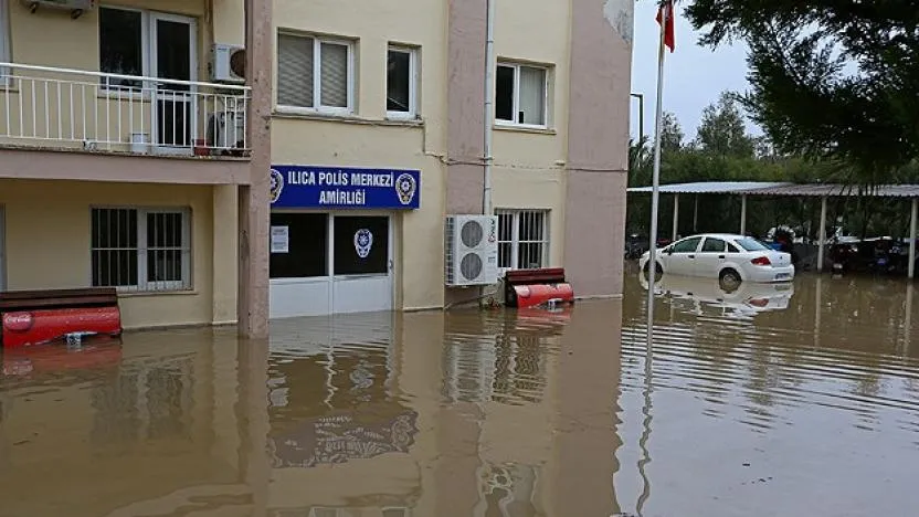 Çeşme ilçesinde sabah saatlerinde etkili olan sağanak yağış, yolları göle çevirerek trafikte zorluklara yol açtı. Belediye ekipleri, su tahliyesi ve temizlik çalışmalarına hız verdi.