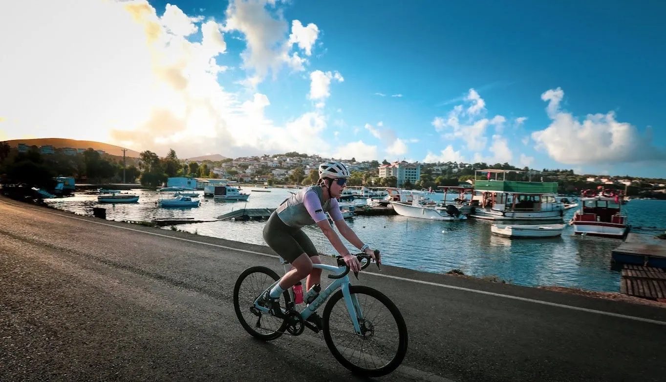 Çeşme, 2-3 Kasım'da Veloturk Gran Fondo by Salcano ile 8. kez bisiklet tutkunlarını ağırlıyor. Üç parkurda yapılacak yarış, spor ve sosyal farkındalık için bisikletçileri bir araya getirecek.