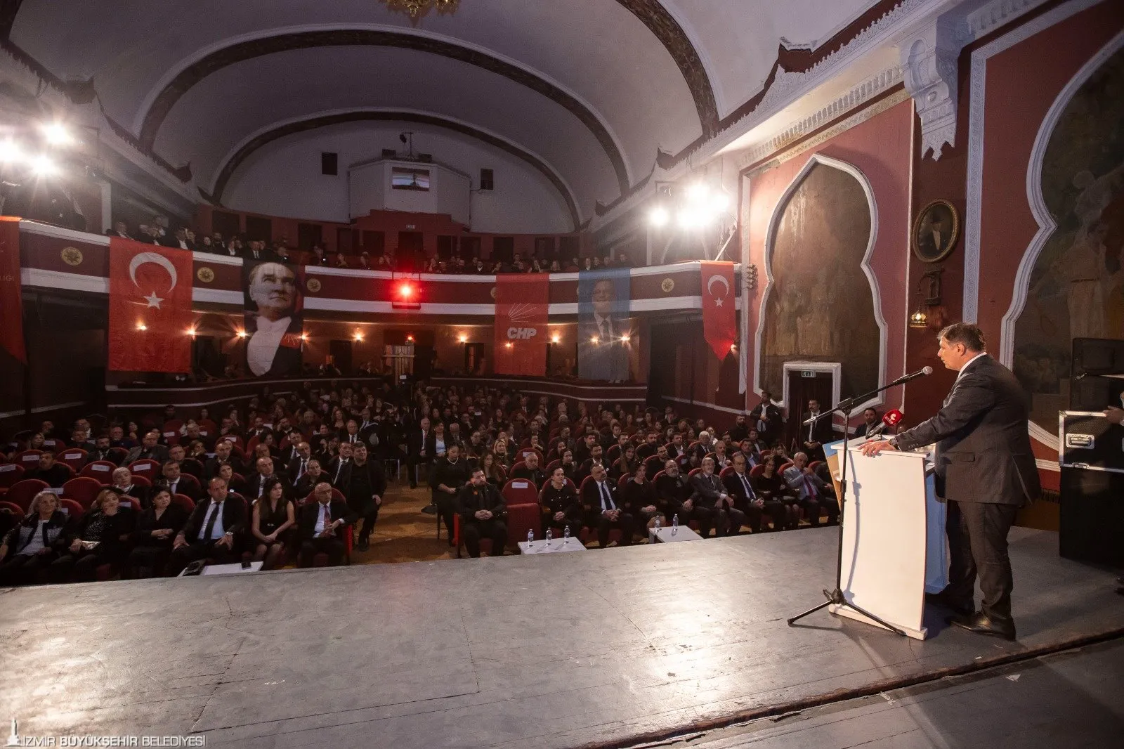 CHP İzmir ve ADD, Atatürk'ün 86. ölüm yıl dönümünde anma etkinliği düzenledi. Başkan Tugay, "Türkiye Atatürk gibi bir lidere sahip olduğu için çok şanslı, izinden gideceğiz" dedi.