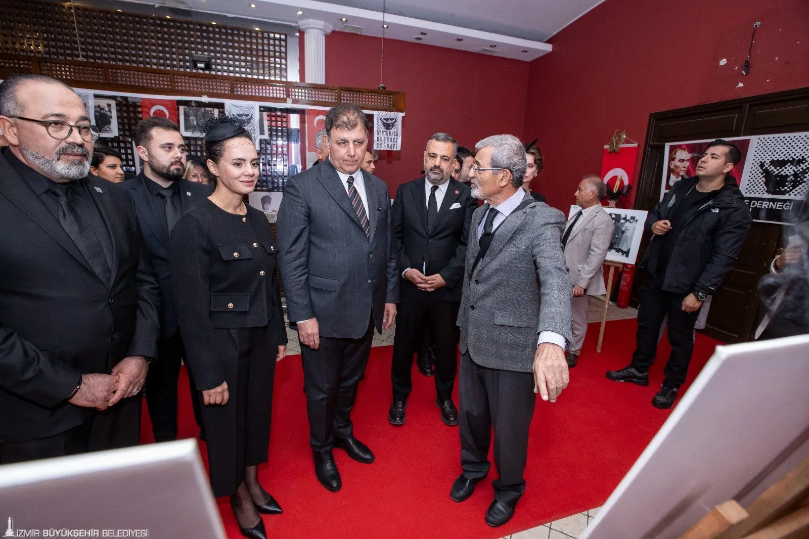 CHP İzmir ve ADD, Atatürk'ün 86. ölüm yıl dönümünde anma etkinliği düzenledi. Başkan Tugay, "Türkiye Atatürk gibi bir lidere sahip olduğu için çok şanslı, izinden gideceğiz" dedi.