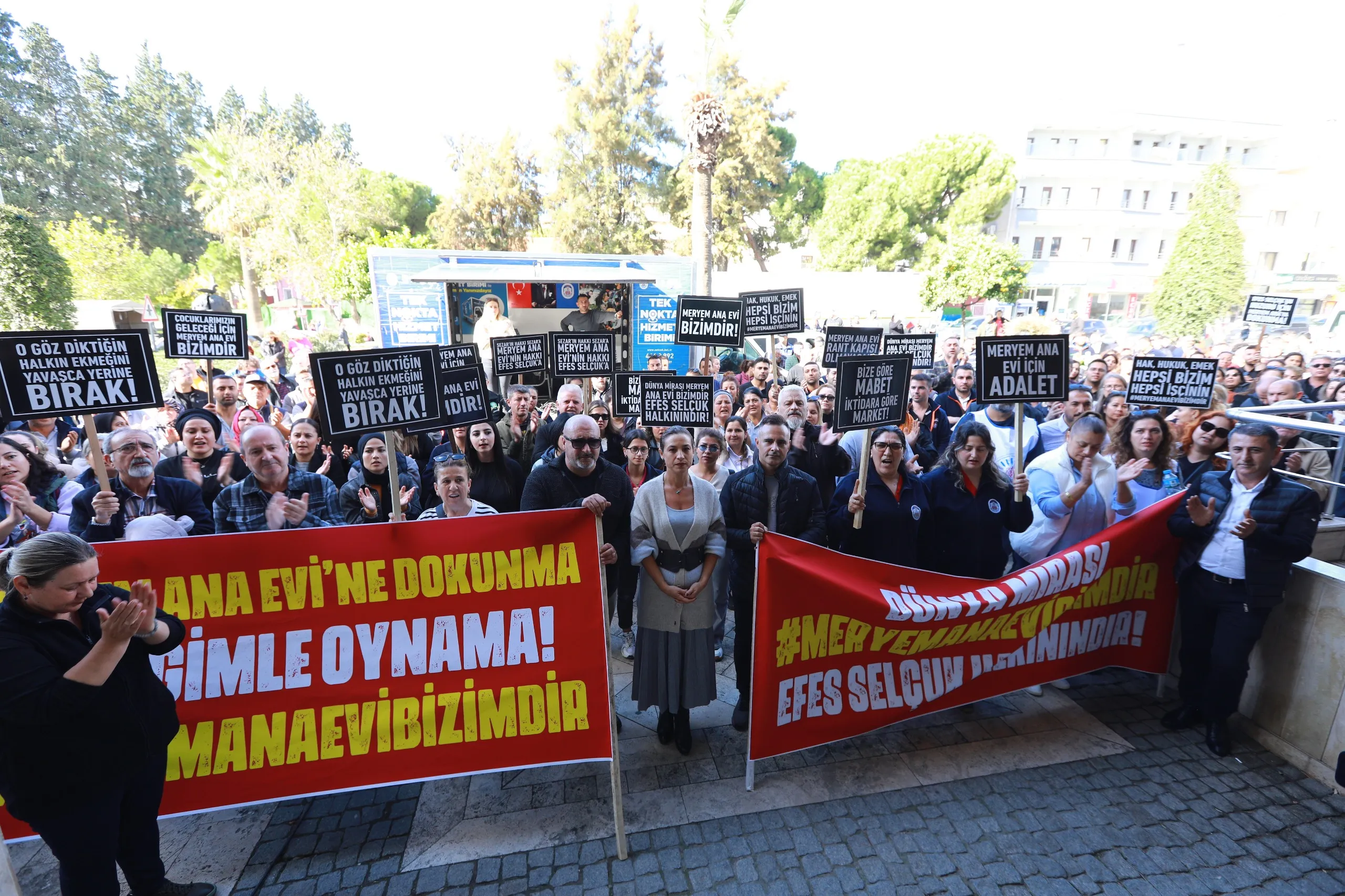 Efes Selçuk'un simgelerinden biri olan Meryem Ana Evi otoparkının gelirlerinin belediyeden alınmak istenmesi, ilçede büyük bir tepkiyle karşılandı. Belediye emekçileri ve halk  mücadeleye başladı.