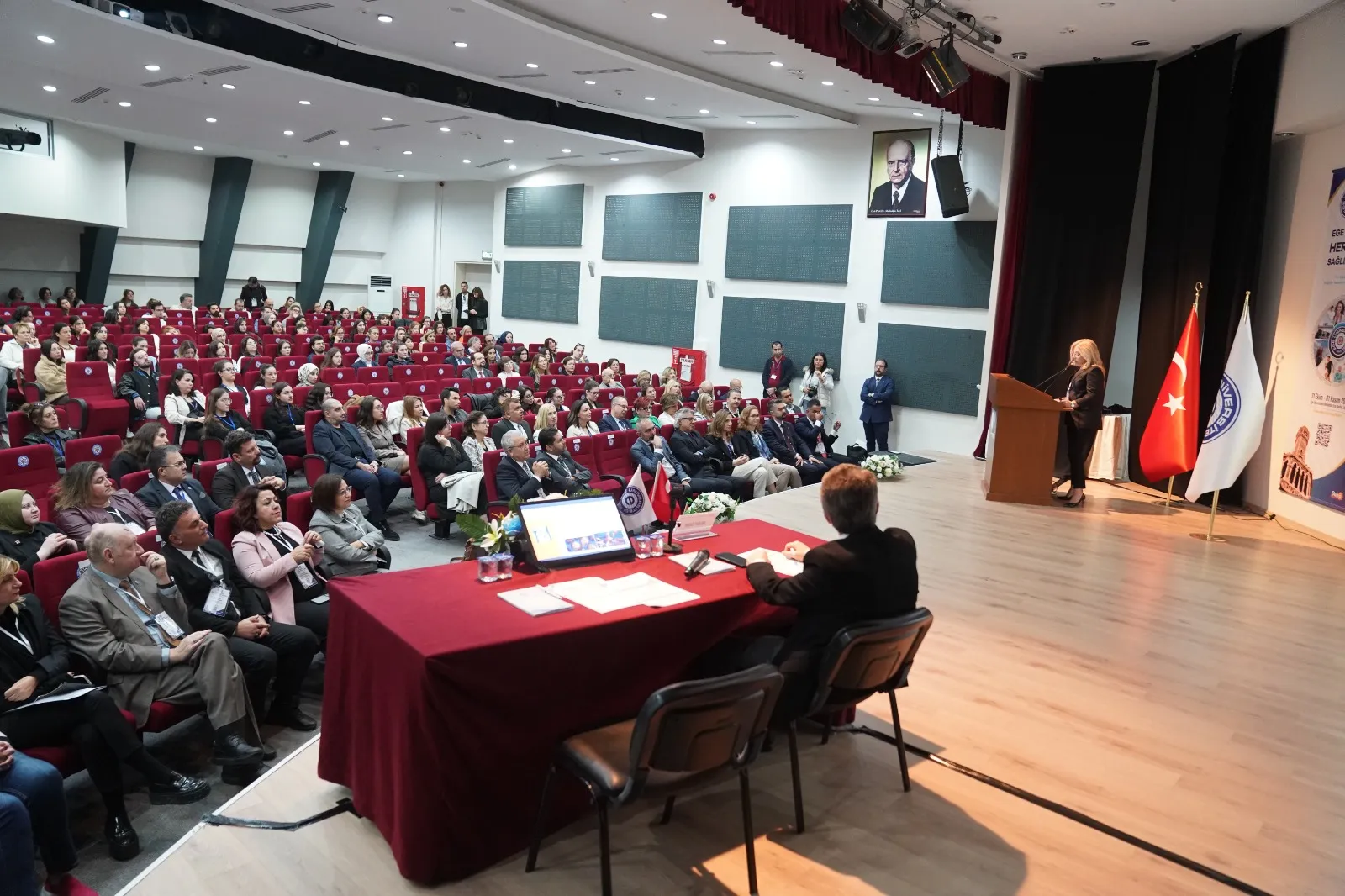 Ege Üniversitesi Tıp Fakültesi'nde düzenlenen "Herkes İçin Sağlık Kongresi"nde gıda güvenliği ve sağlıklı beslenme konuları masaya yatırıldı.