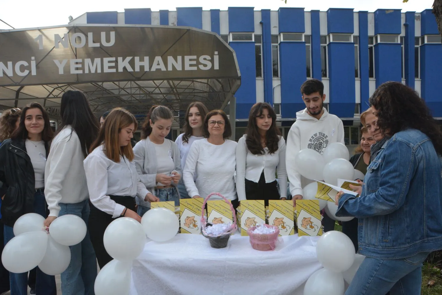 Ege Üniversitesi Kanserle Savaş Uygulama ve Araştırma Merkezi tarafından düzenlenen "Sağlıklı Nefes, Sağlıklı Gelecek" etkinliğiyle akciğer kanseri farkındalığı artırıldı. 