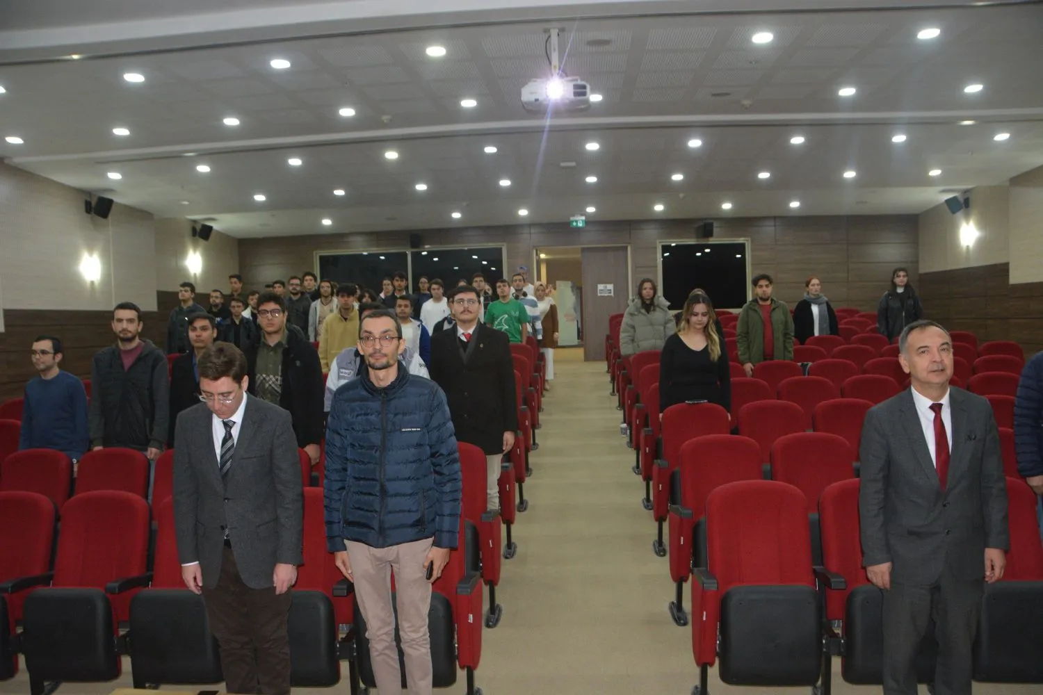 Ege Üniversitesi'nde düzenlenen konferansta, Prof. Dr. Hasan Mert, Cumhuriyetin kökenlerini ve Atatürk'ün liderliğini ele aldı. 