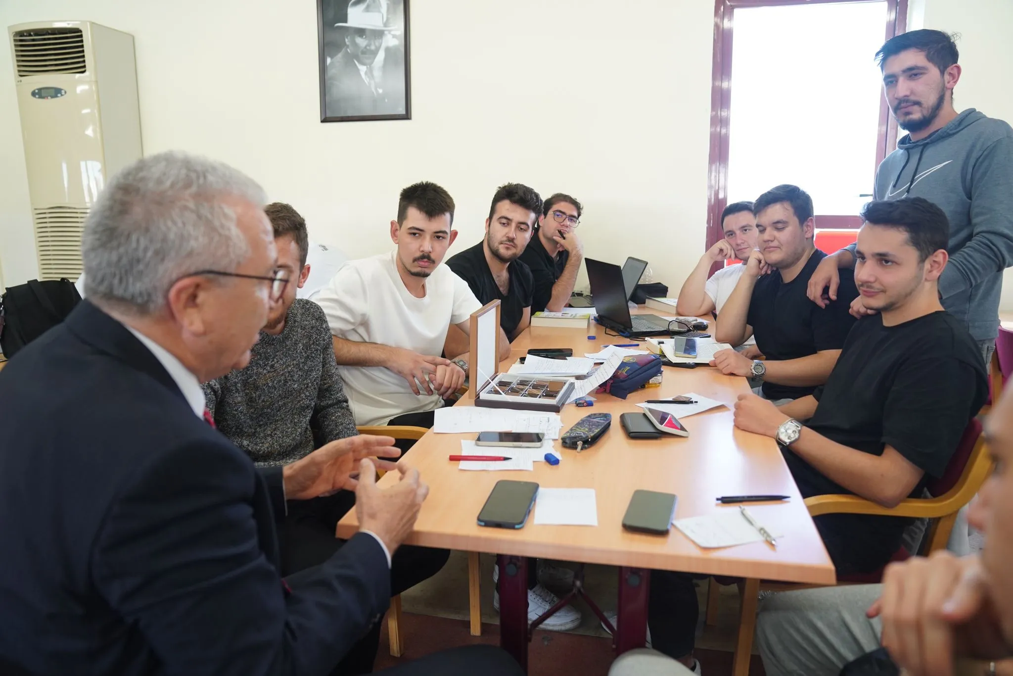 Ege Üniversitesi Merkez Kütüphanesi, sınav dönemlerinde öğrencilerin 7/24 hizmetinde. Rektör Budak'ın ziyaret ettiği kütüphane, öğrencilere ders çalışma alanları ve elektronik kaynaklar sunuyor.