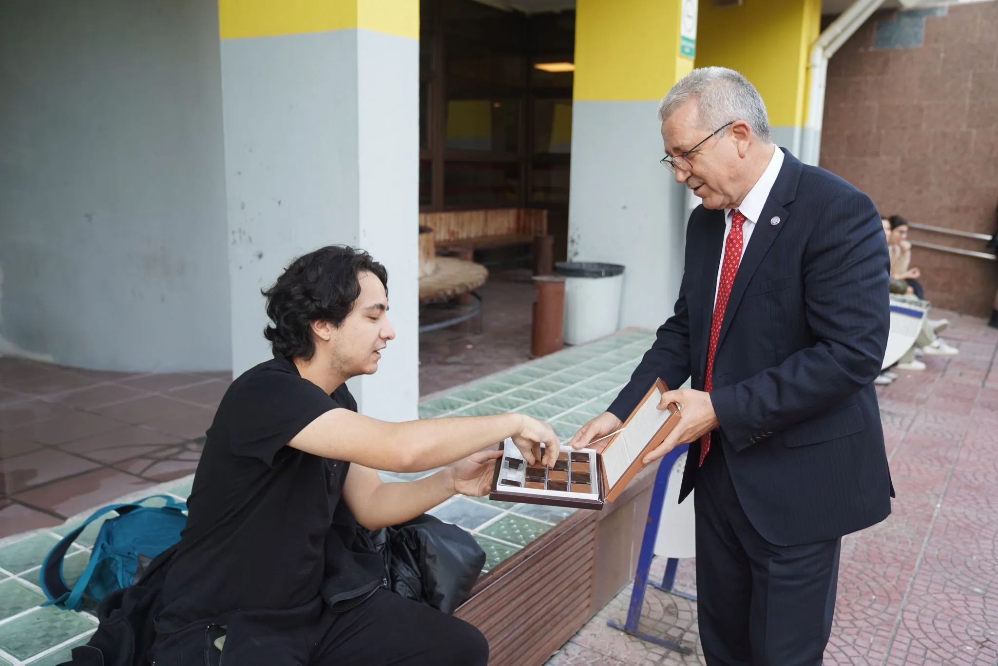 Ege Üniversitesi Merkez Kütüphanesi, sınav dönemlerinde öğrencilerin 7/24 hizmetinde. Rektör Budak'ın ziyaret ettiği kütüphane, öğrencilere ders çalışma alanları ve elektronik kaynaklar sunuyor.