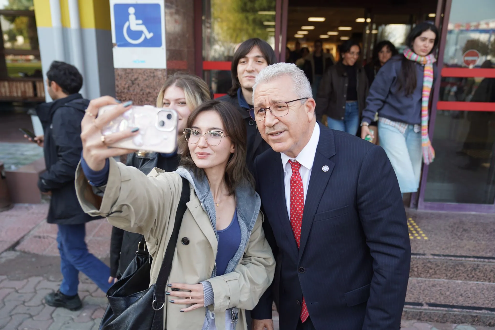 Ege Üniversitesi Merkez Kütüphanesi, sınav dönemlerinde öğrencilerin 7/24 hizmetinde. Rektör Budak'ın ziyaret ettiği kütüphane, öğrencilere ders çalışma alanları ve elektronik kaynaklar sunuyor.