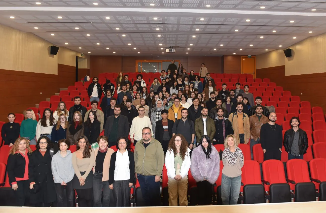 Ege Üniversitesi İletişim Fakültesi'nde SETEM Film Yapım Atölyesi düzenlendi. Öğrenciler, film yapım süreci ve proje dosyası hazırlığı hakkında önemli bilgiler edindi.