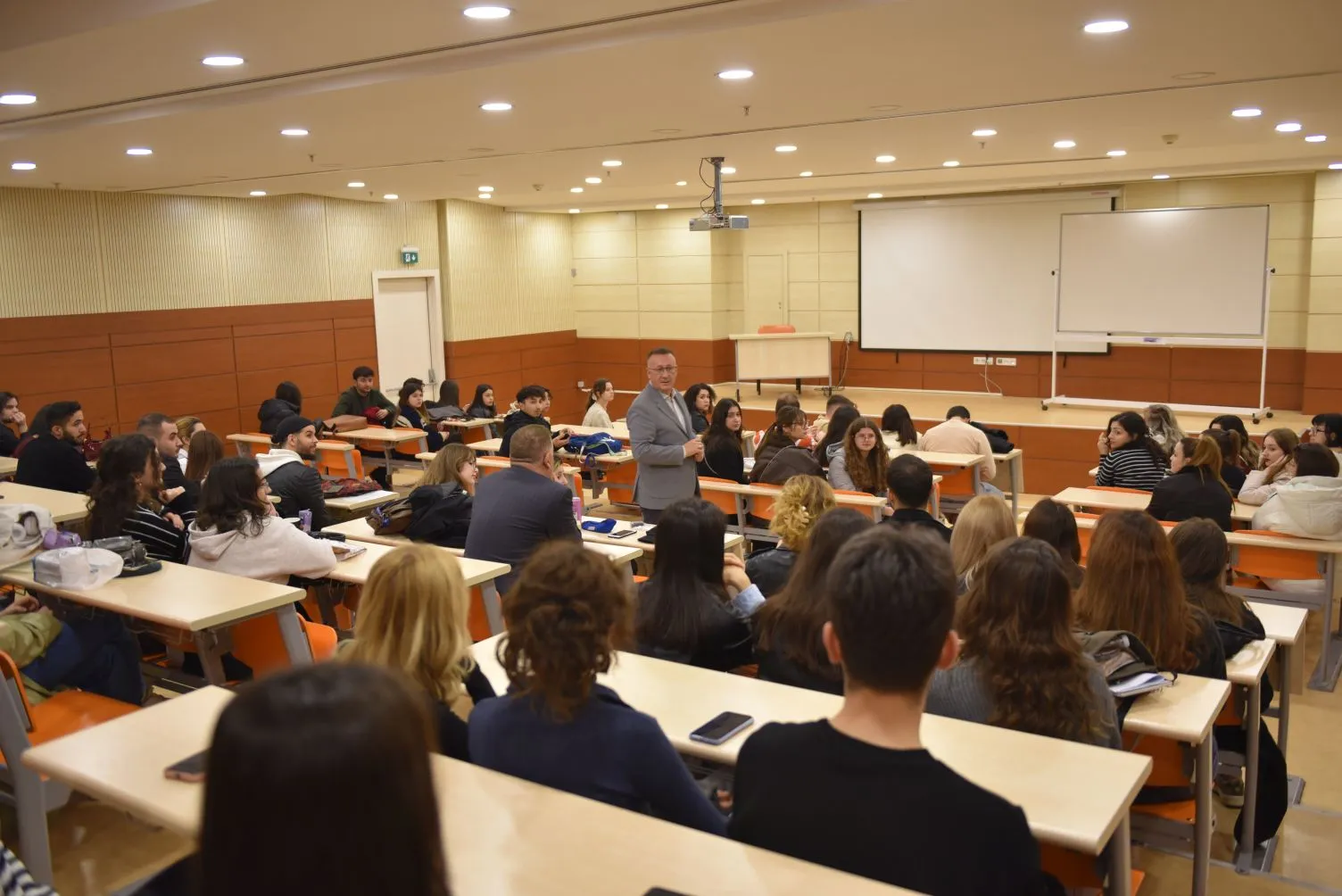 Ege Üniversitesi İletişim Fakültesi'nde unutulmaz bir gün yaşandı. Fakültenin başarılı mezunlarından Adapazarı Belediye Başkanı Mutlu Işıksu, öğrencilere ilham veren bir konuşma yaptı.