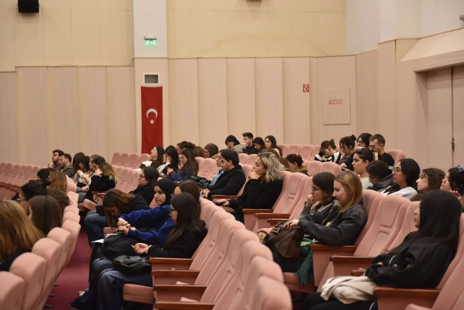 Ege Üniversitesi'nde düzenlenen konferansta Prof. Dr. Ergün Aybars, Türkiye Cumhuriyeti'nin doğuşunu ve Atatürk'ün liderliğini anlatarak, Cumhuriyet'in tarihsel önemini vurguladı.