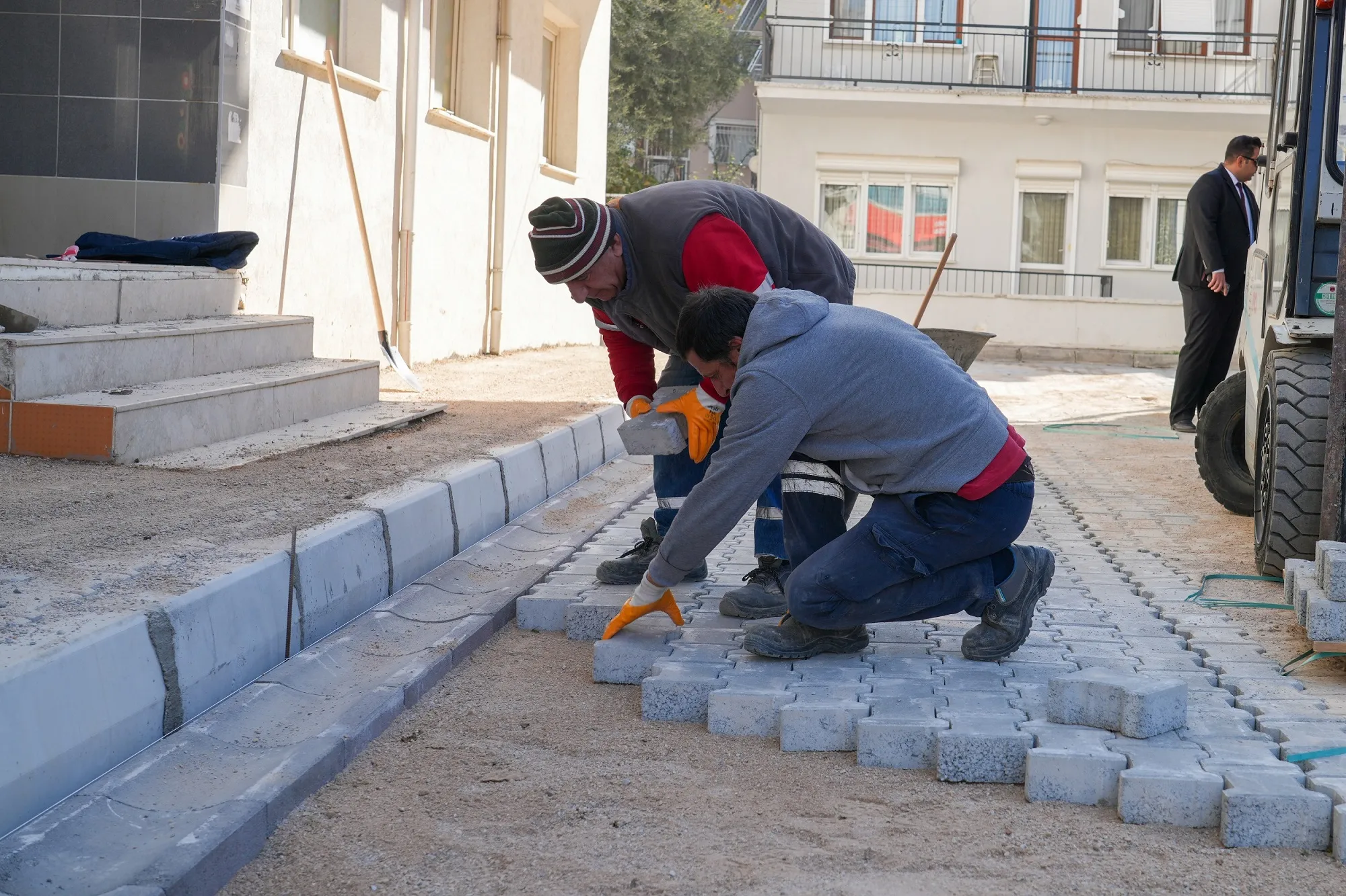 Gaziemir Belediyesi'nin başarılı çalışmasıyla Bülbül Sokak'ta yaşayan vatandaşlar artık sel korkusu yaşamıyor.Yeni yapılan altyapı çalışmaları sayesinde yağmur suları sorunsuz şekilde tahliye edilecek