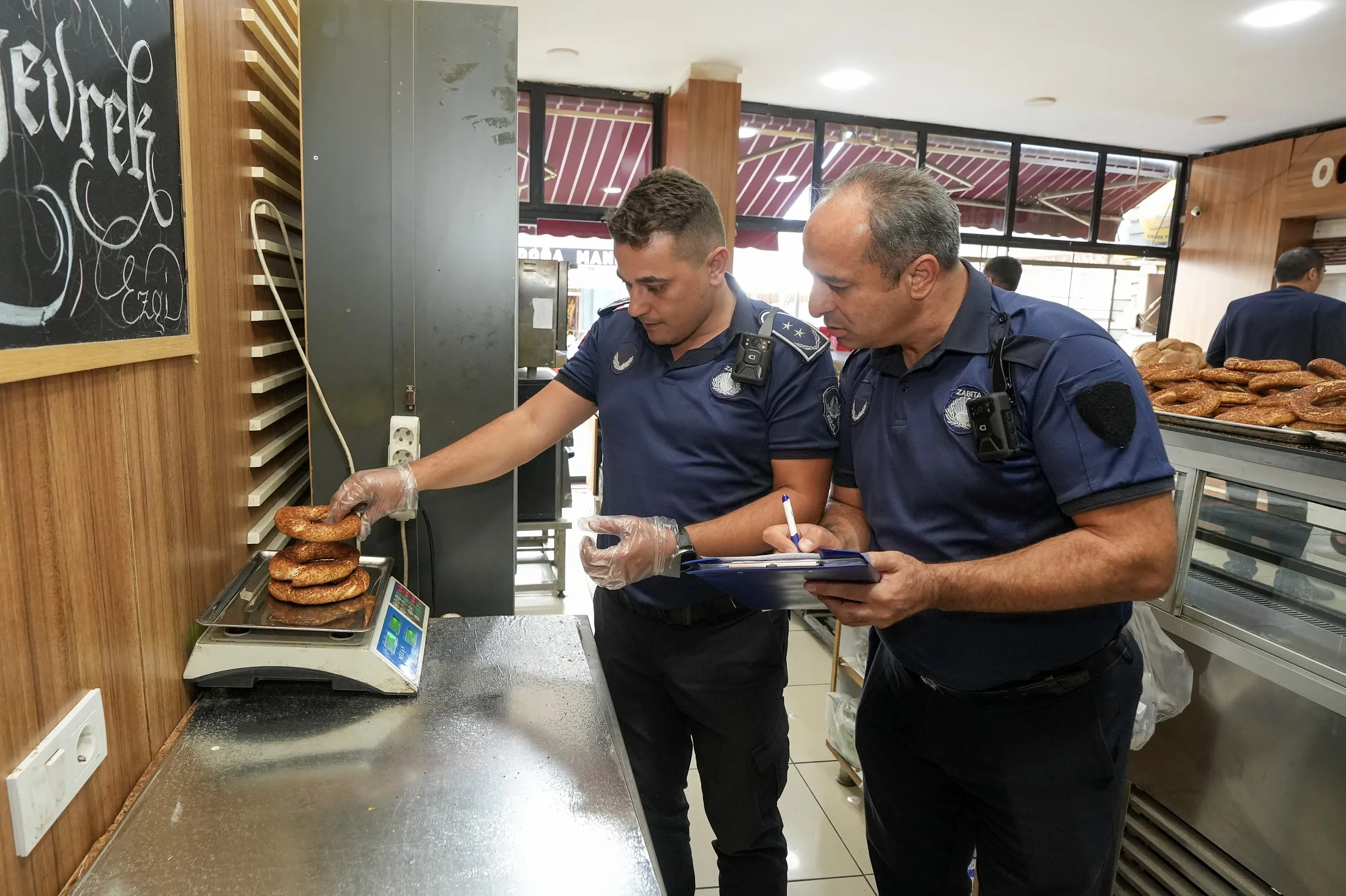 Gaziemir Belediyesi ve İlçe Tarım ve Orman Müdürlüğü ekipleri, fırınlarda hijyen denetimleri yaparak, işletmelere gramaj ve temizlik uyarıları yaptı. Denetimler aralıksız sürecek.