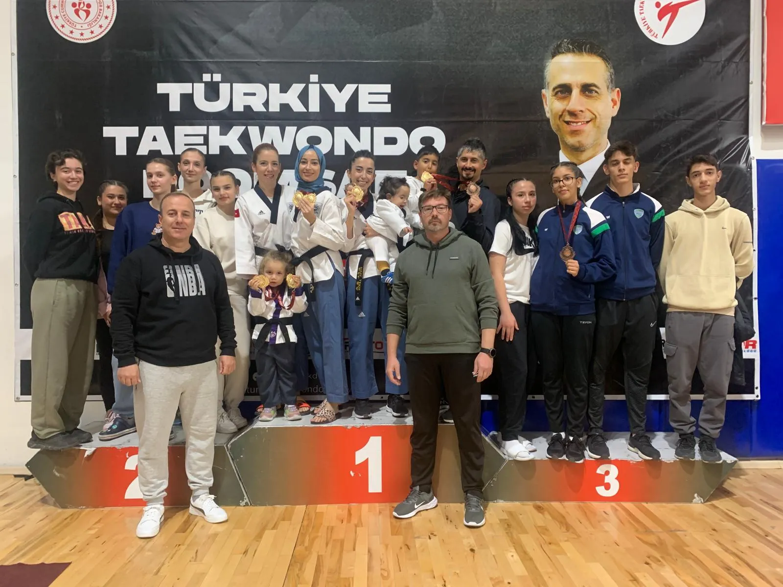 Gaziemir Belediyesi'nin tekvando takımı, Türkiye Taekwondo Poomsae Şampiyonası'nda fırtına gibi esti! 6 altın, 4 bronz madalya kazanarak ilçenin adını duyurdu. 