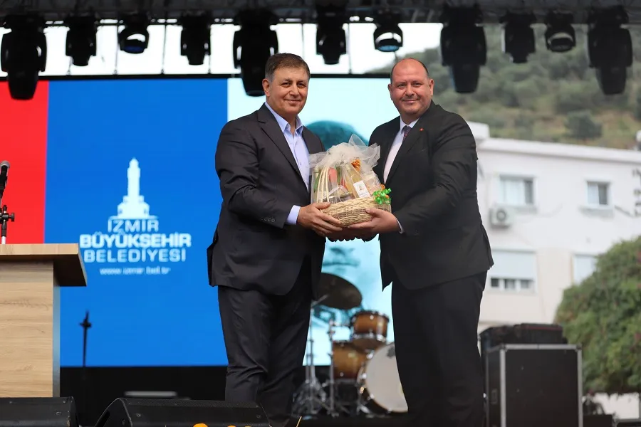 Menderes Belediyesi, Gümüldür'de Geleneksel Mandalina Festivali'ni düzenledi. İki gün süren etkinlikte konserler, yarışmalar ve çevre bilinci çalışmaları ile coşku doruğa çıktı.