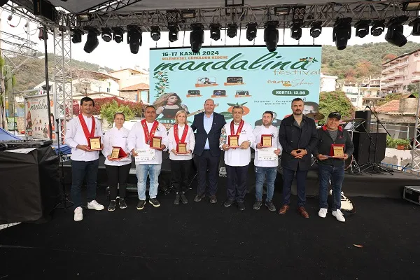 Menderes Belediyesi, Gümüldür'de Geleneksel Mandalina Festivali'ni düzenledi. İki gün süren etkinlikte konserler, yarışmalar ve çevre bilinci çalışmaları ile coşku doruğa çıktı.