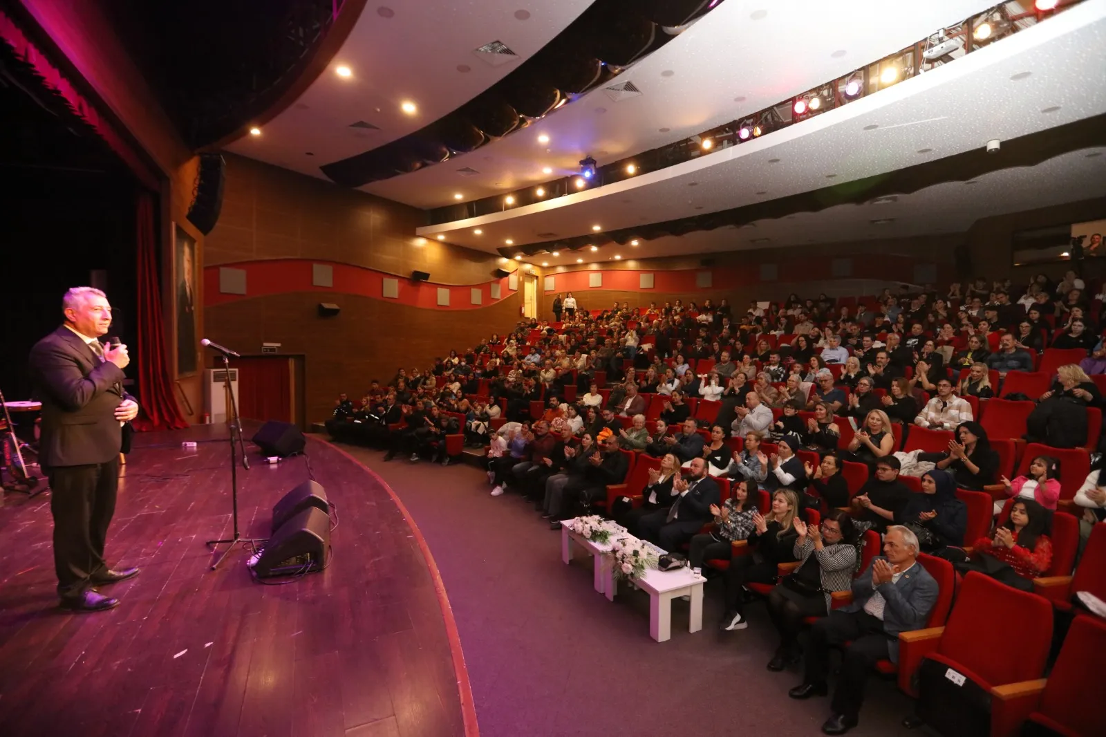 Güzelbahçe'de düzenlenen 6. şarkı yarışmasında gençler, Atatürk'ün sevdiği şarkıları seslendirerek Ulu Önder'i andı. Yarışmaya katılanlar için özel albüm yapılacağı duyuruldu.