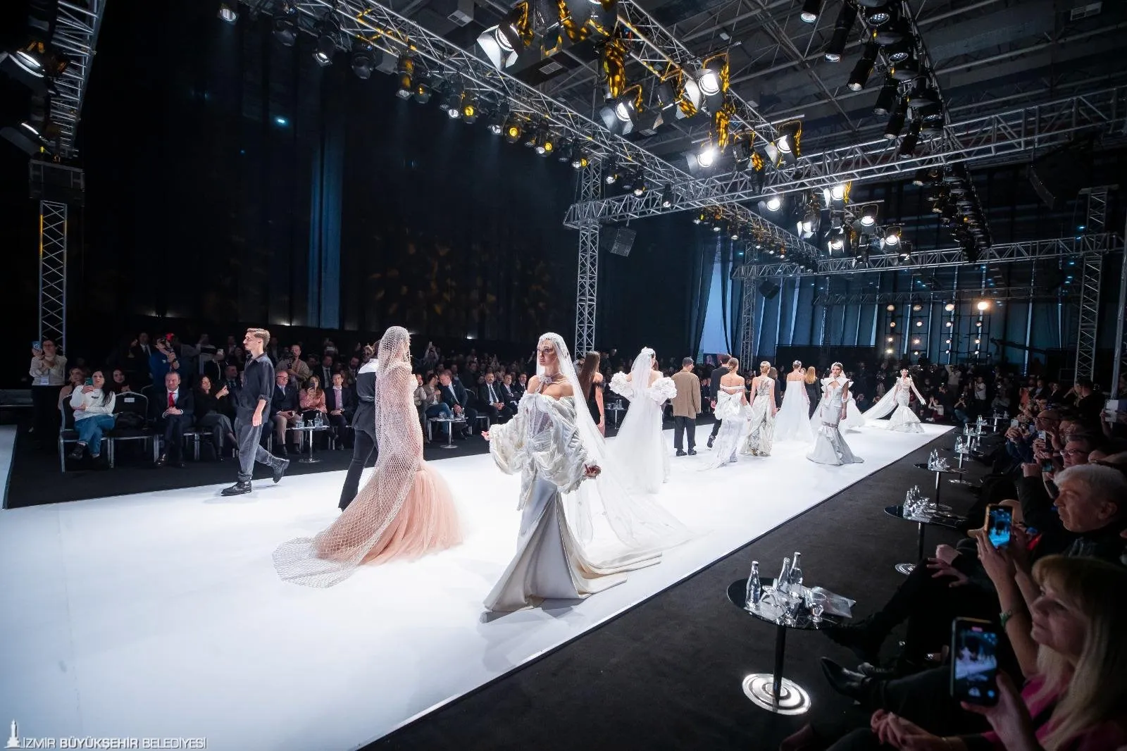 IF Wedding Fashion İzmir, 19-22 Kasım’da Fuar İzmir’de kapılarını açtı. Gelinlik ihracatında %70 paya sahip İzmir, sektörün öncülerini ve tasarımcıları bir araya getiriyor.