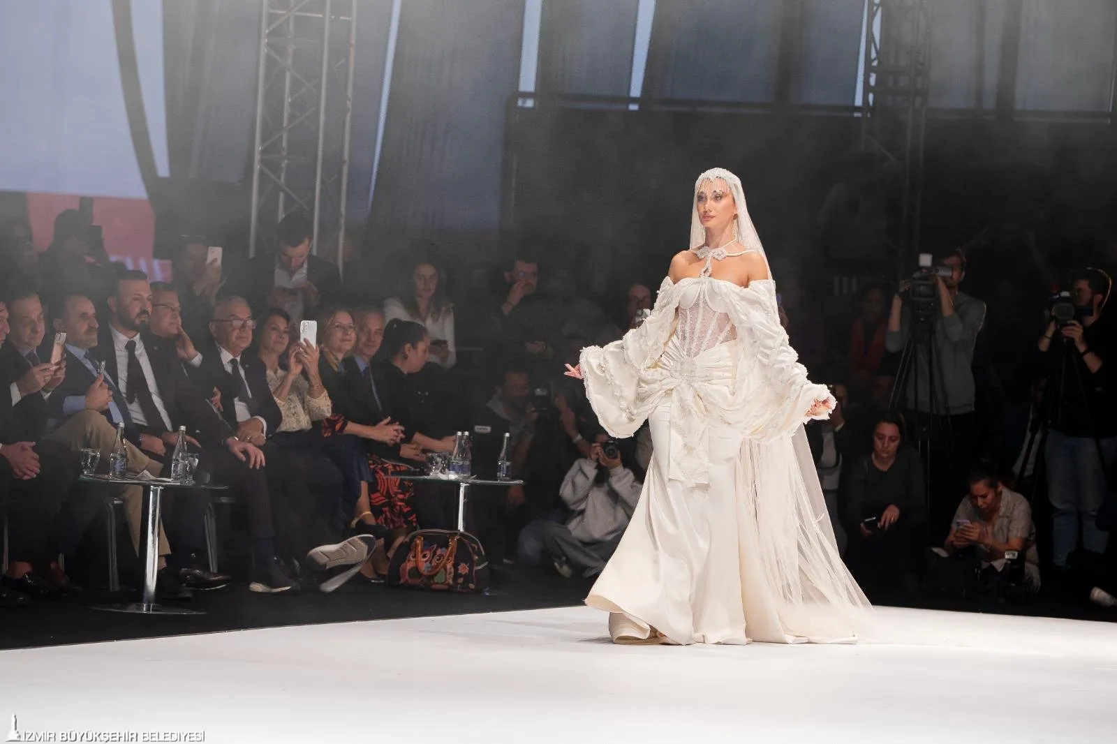 IF Wedding Fashion İzmir, 19-22 Kasım’da Fuar İzmir’de kapılarını açtı. Gelinlik ihracatında %70 paya sahip İzmir, sektörün öncülerini ve tasarımcıları bir araya getiriyor.