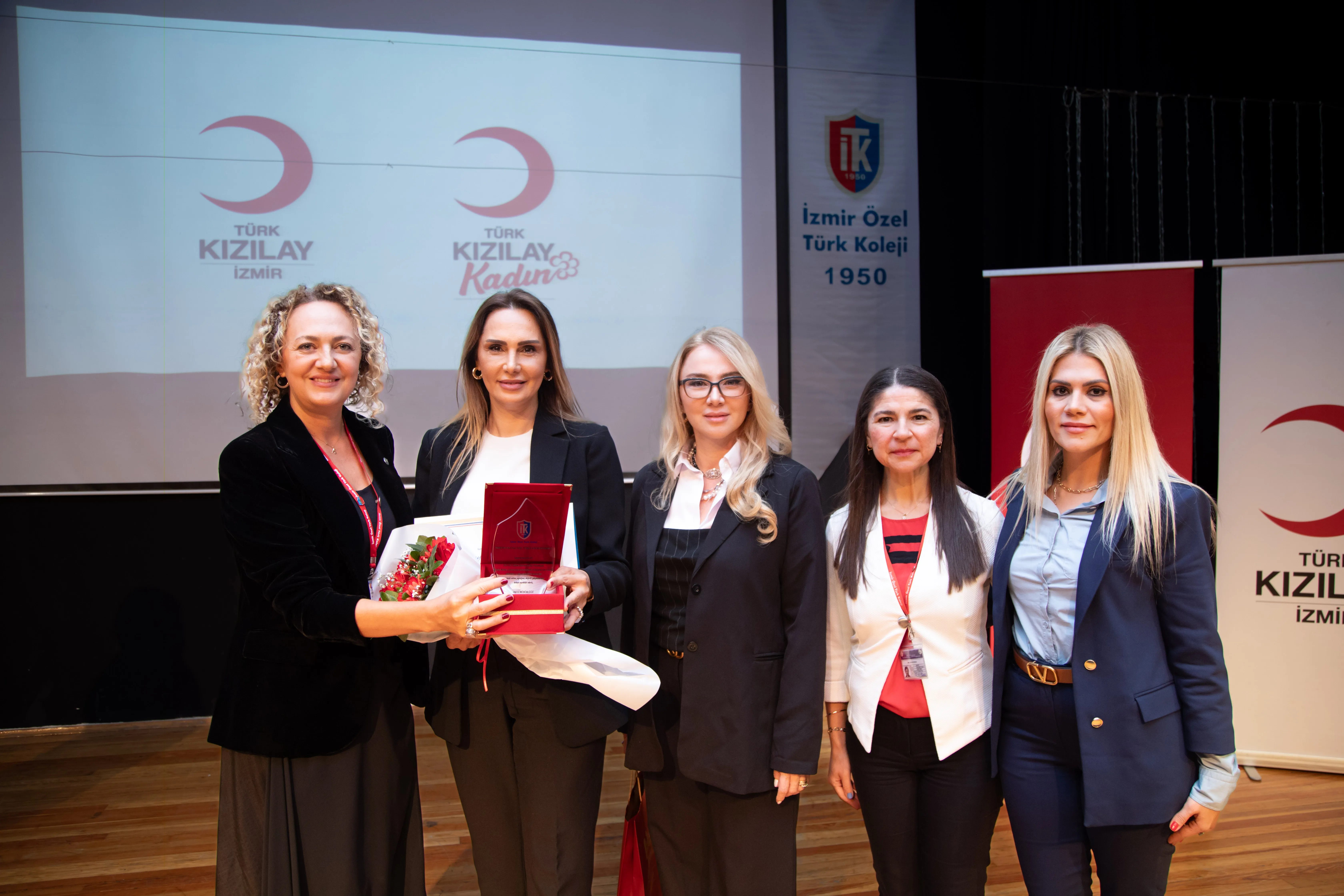 İTK, Kızılay Haftası etkinliklerinde öğrencilere yardımlaşma ve dayanışmanın önemini anlattı. Kızılay yetkilileri, tiyatro ve sergi ile miniklere iyilik tohumları ekti.