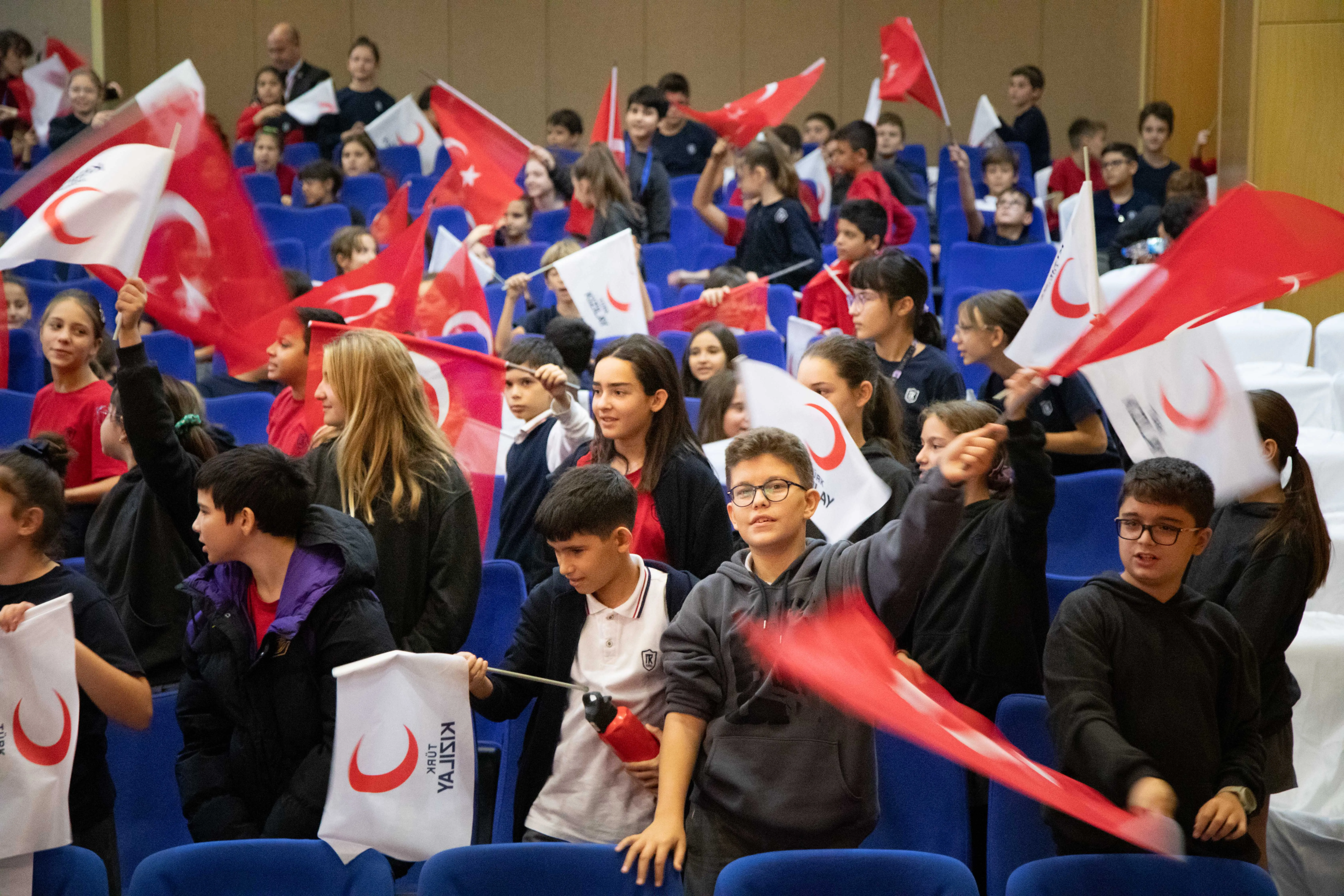 İTK, Kızılay Haftası etkinliklerinde öğrencilere yardımlaşma ve dayanışmanın önemini anlattı. Kızılay yetkilileri, tiyatro ve sergi ile miniklere iyilik tohumları ekti.