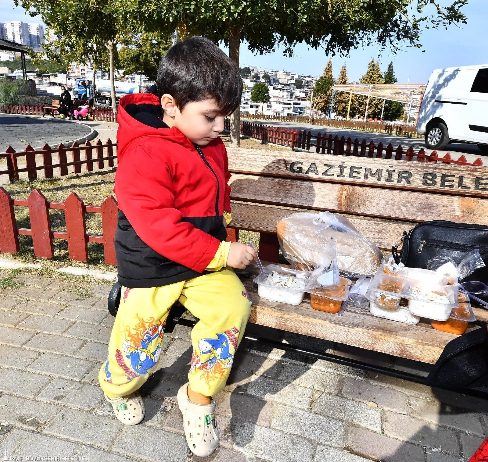 İzmir Büyükşehir Belediyesi, 10 Kasım Atatürk'ü Anma Günü'nde 7 ilçede 10 noktada ve Kent Lokantalarında Atatürk'ün sevdiği yemekleri 5 bin kişiye ikram etti.