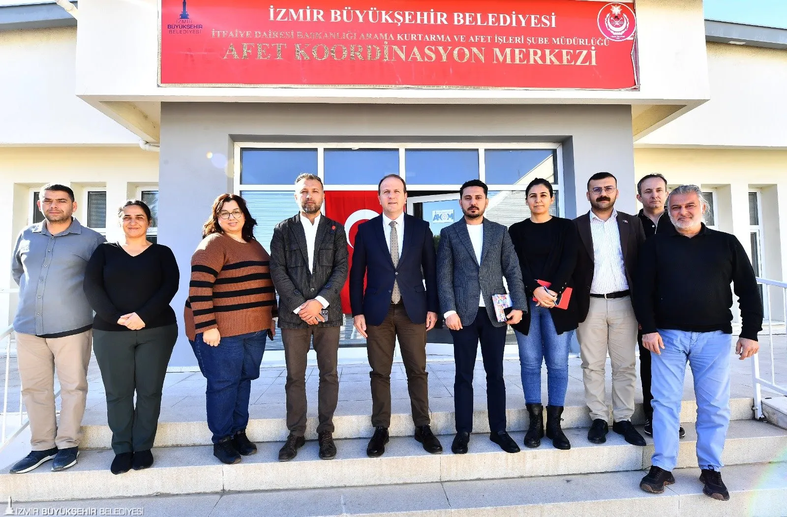 İzmir Büyükşehir Belediyesi, afet yönetimi için toplanma alanları altyapısını güçlendiriyor ve mahalle afet gönüllüsü sayısını artırmayı hedefliyor. Lojistik merkezlerle hızlı yardım sağlanacak.