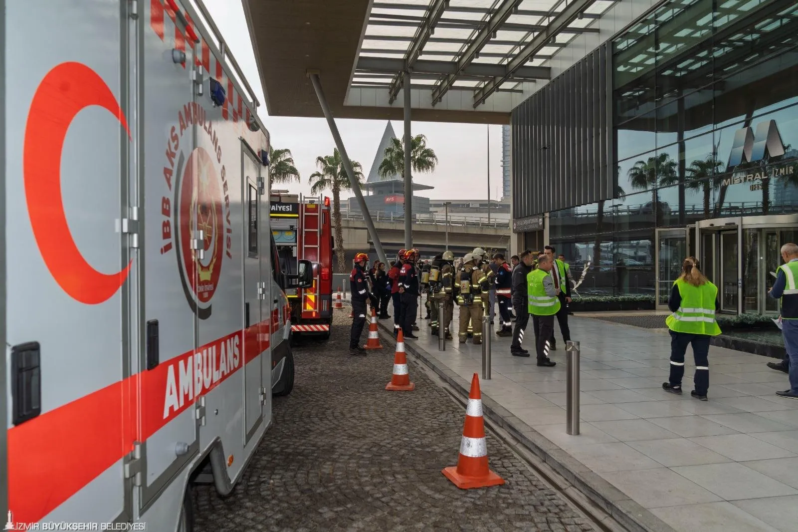 İzmir Büyükşehir Belediyesi İtfaiye Dairesi, Bayraklı’daki 47 katlı gökdelenin yangın tatbikatında 450 kişiyi 15 dakikada tahliye etti. Tatbikat, can ve mal kaybını önlemeyi amaçlıyor.