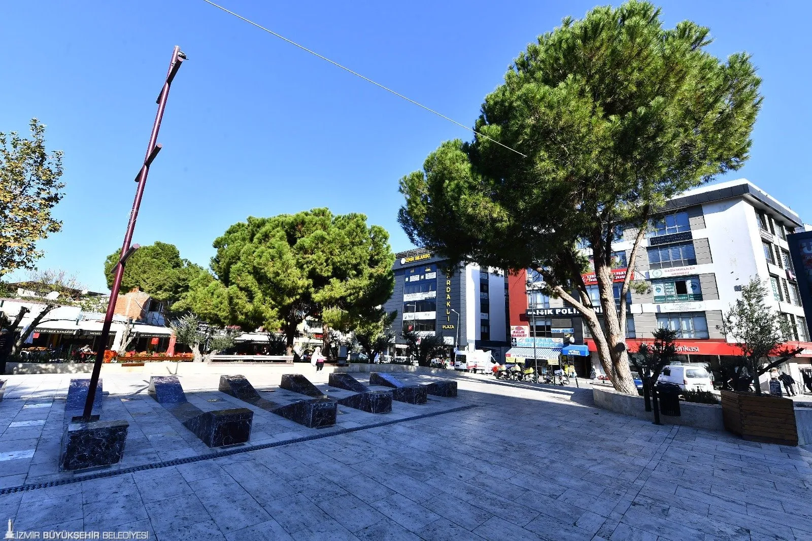 İzmir Büyükşehir Belediyesi, Gaziemir'in sembolü olan Abdullah Arda Meydanı'nı baştan aşağı yenileyerek vatandaşlara modern ve estetik bir yaşam alanı sundu.