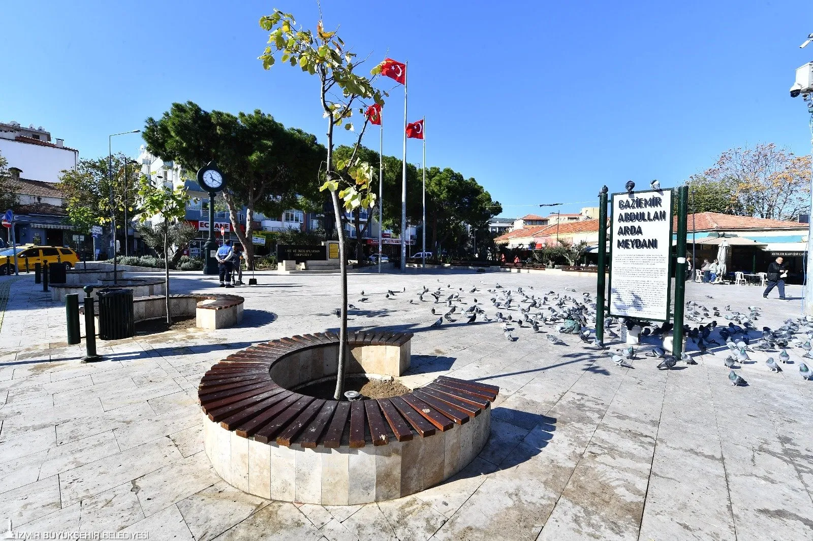 İzmir Büyükşehir Belediyesi, Gaziemir'in sembolü olan Abdullah Arda Meydanı'nı baştan aşağı yenileyerek vatandaşlara modern ve estetik bir yaşam alanı sundu.