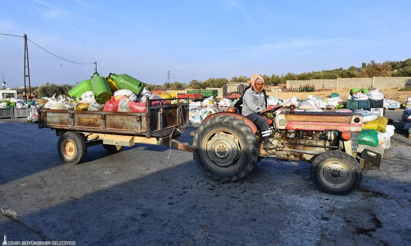 İzmir Büyükşehir Belediyesi, Bakırçay Havzası'ndaki zeytin üreticilerine 200 kasa dağıtarak, kalite kaybını önlemeye ve asit kaymasını engellemeye yönelik önemli bir adım attı.