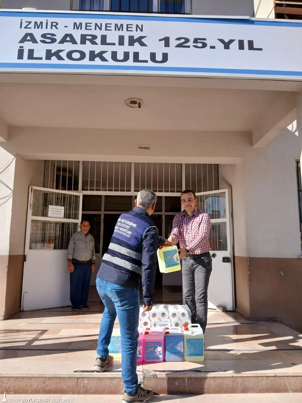 İzmir Büyükşehir Belediyesi, Menemen Asarlık’taki okullara hijyen seti desteği veriyor. Başvurular 20 Kasım Dünya Çocuk Hakları Günü'nde bizvariz.izmir.bel.tr üzerinden alınmaya başlanacak.