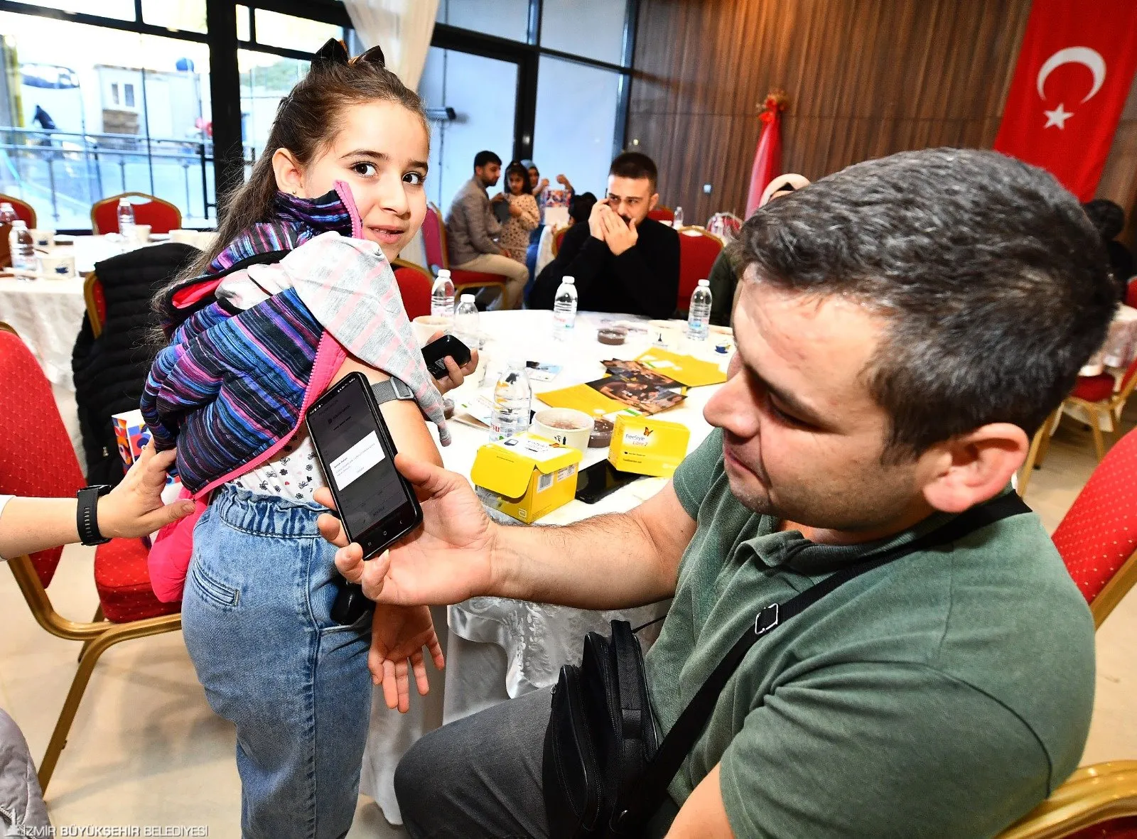 İzmir Büyükşehir Belediyesi, diyabetli çocukların ve ailelerinin yaşamlarını kolaylaştırmak amacıyla hayata geçirdiği proje kapsamında sensörlü şeker ölçüm cihazları dağıttı. 