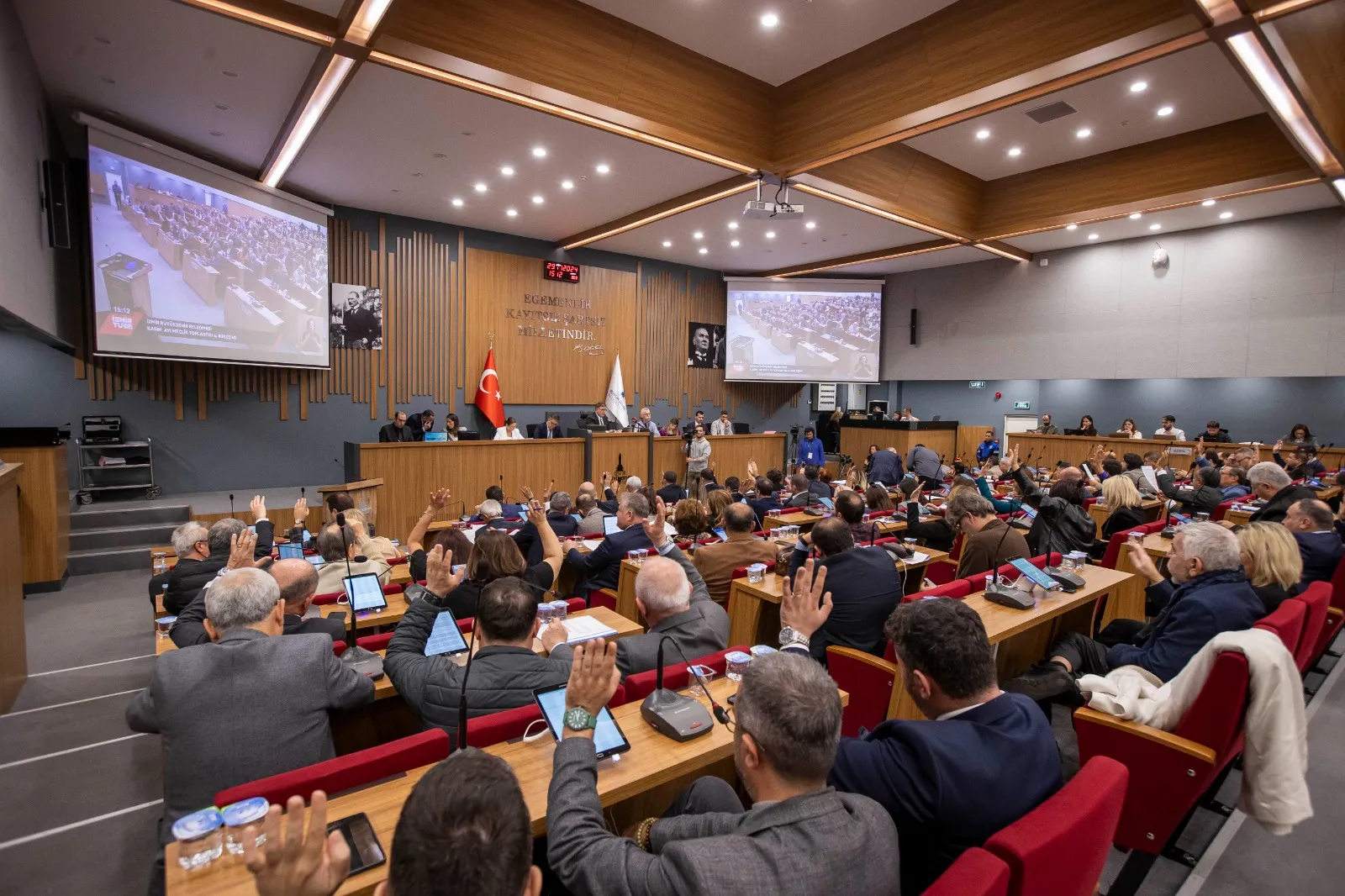 İzmir Büyükşehir Belediyesi’nin 91,3 milyar TL’lik 2025 bütçesi oy çokluğuyla kabul edildi. Başkan Tugay, tasarruf ve öncelikli projelere odaklanacaklarını vurguladı.