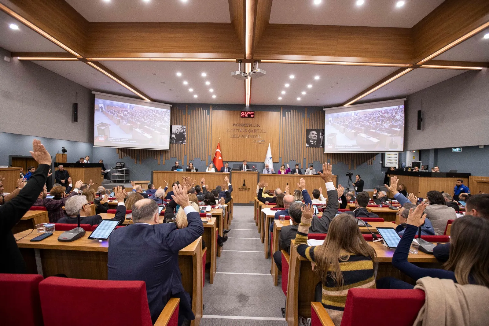 İzmir Büyükşehir Belediyesi’nin 91,3 milyar TL’lik 2025 bütçesi oy çokluğuyla kabul edildi. Başkan Tugay, tasarruf ve öncelikli projelere odaklanacaklarını vurguladı.