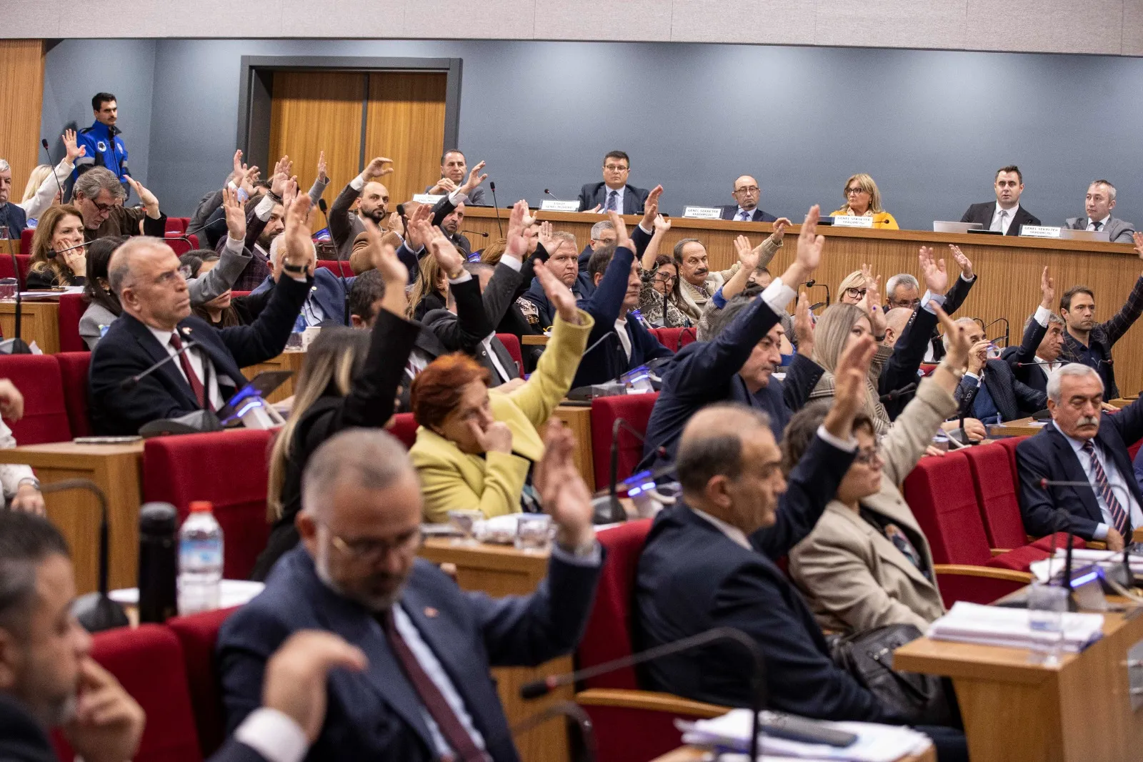 İzmir Büyükşehir Belediyesi’nin 91,3 milyar TL’lik 2025 bütçesi oy çokluğuyla kabul edildi. Başkan Tugay, tasarruf ve öncelikli projelere odaklanacaklarını vurguladı.