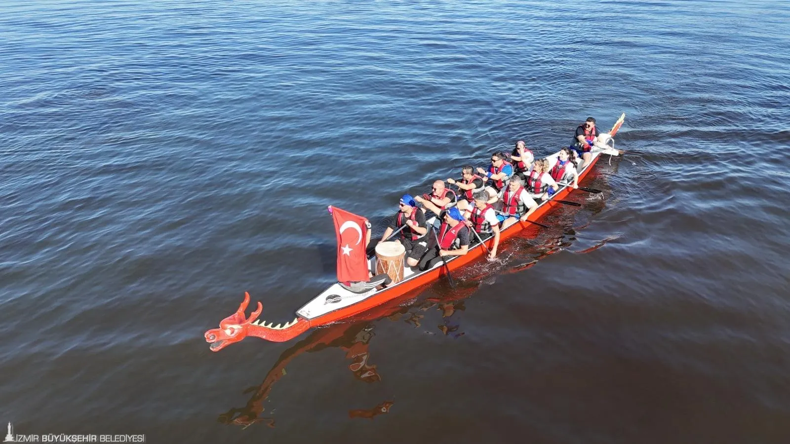 İzmir Büyükşehir'in “Tüm ekipler tek yürek, tek kürek” sloganıyla düzenlediği Dragon Festivali'nde 30 takım yarıştı. İtfaiye ekipleri, kıyasıya rekabette birinciliği yine kimseye kaptırmadı.