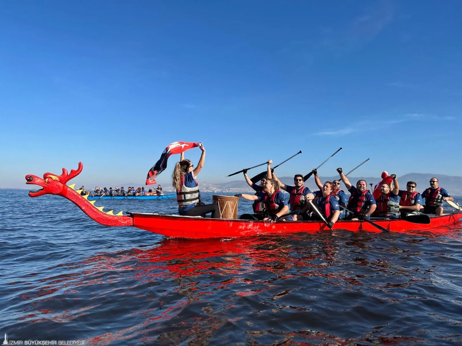 İzmir Büyükşehir'in “Tüm ekipler tek yürek, tek kürek” sloganıyla düzenlediği Dragon Festivali'nde 30 takım yarıştı. İtfaiye ekipleri, kıyasıya rekabette birinciliği yine kimseye kaptırmadı.